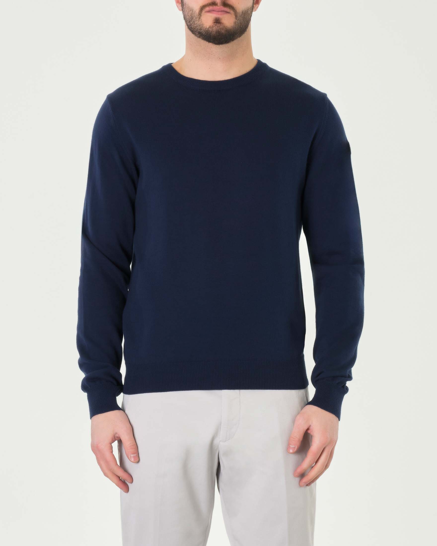 Maglia girocollo blu indaco in puro cotone con logo bollo sulla manica sinistra