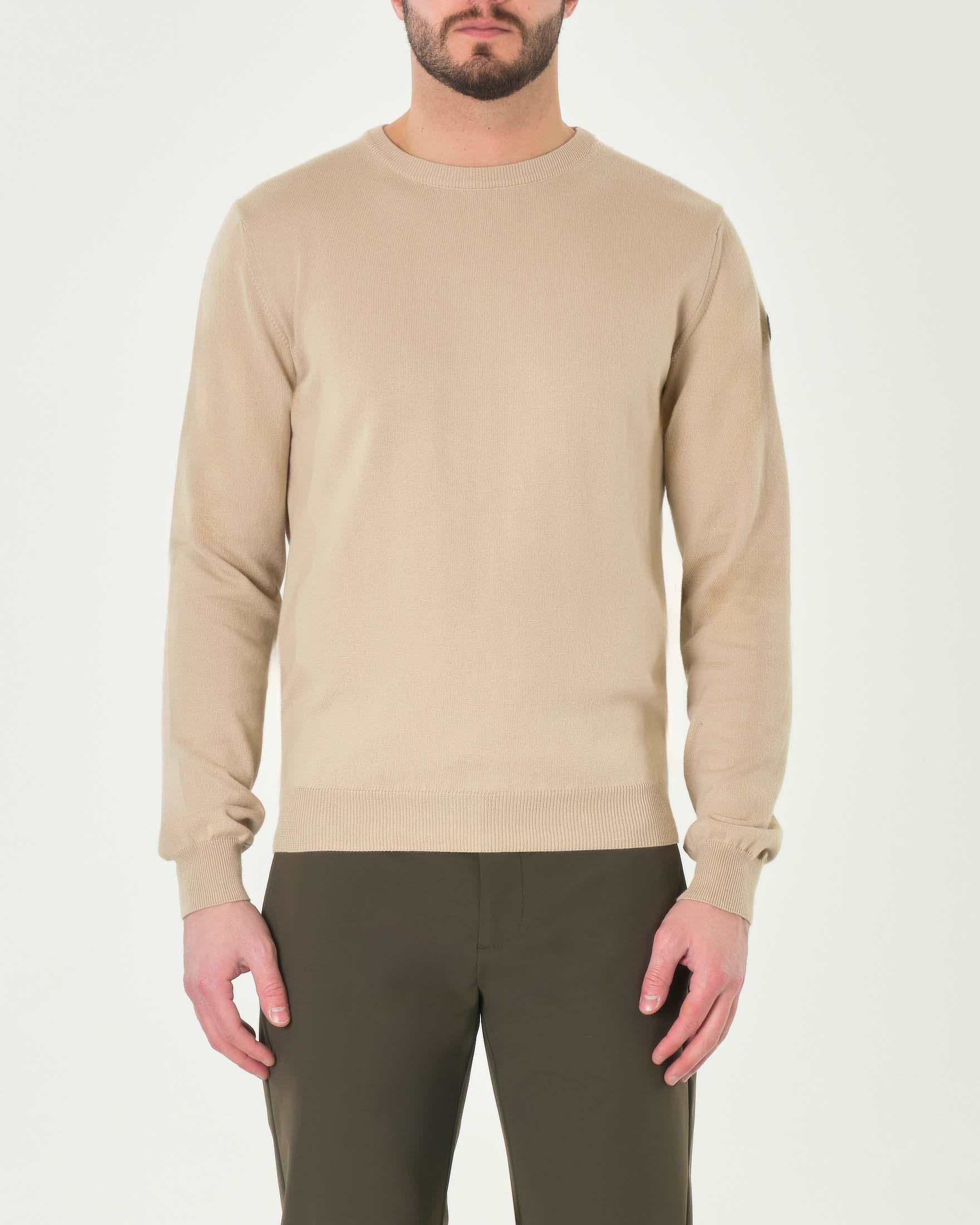 Maglia girocollo color sabbia in puro cotone con logo bollo sulla manica sinistra