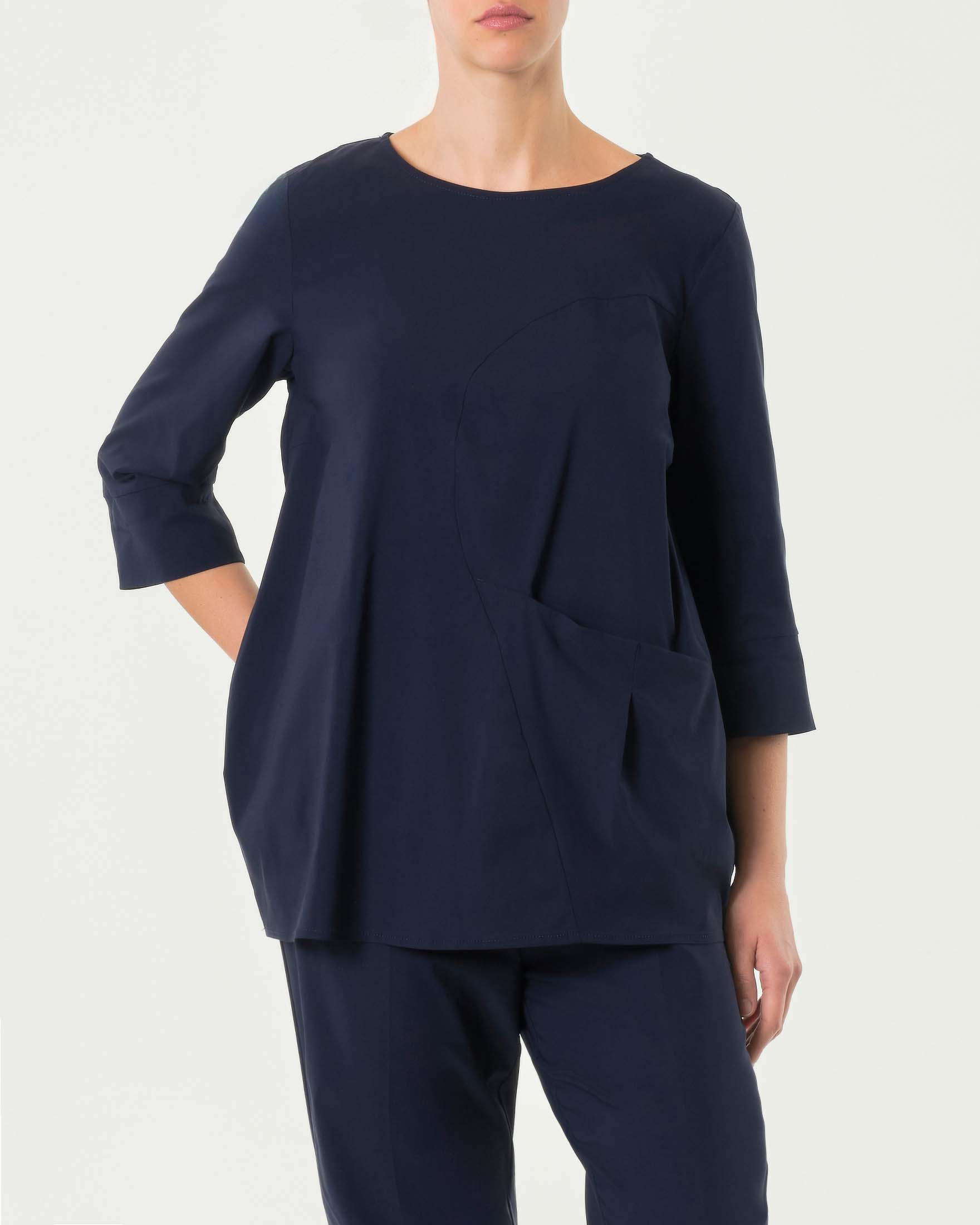 Blusa blu in bengalina di viscosa stretch con maniche tre quarti e tascone applicato