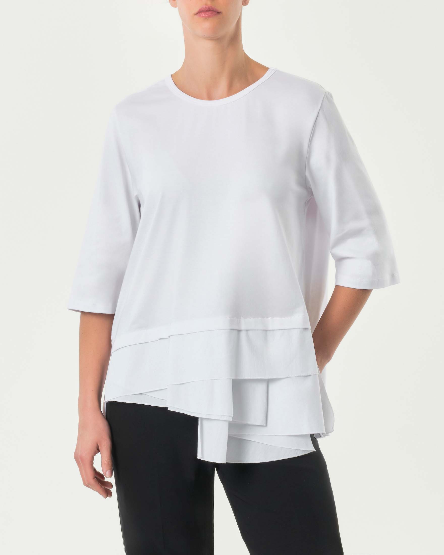T-shirt bianca in cotone stretch con maniche tre quarti e balze