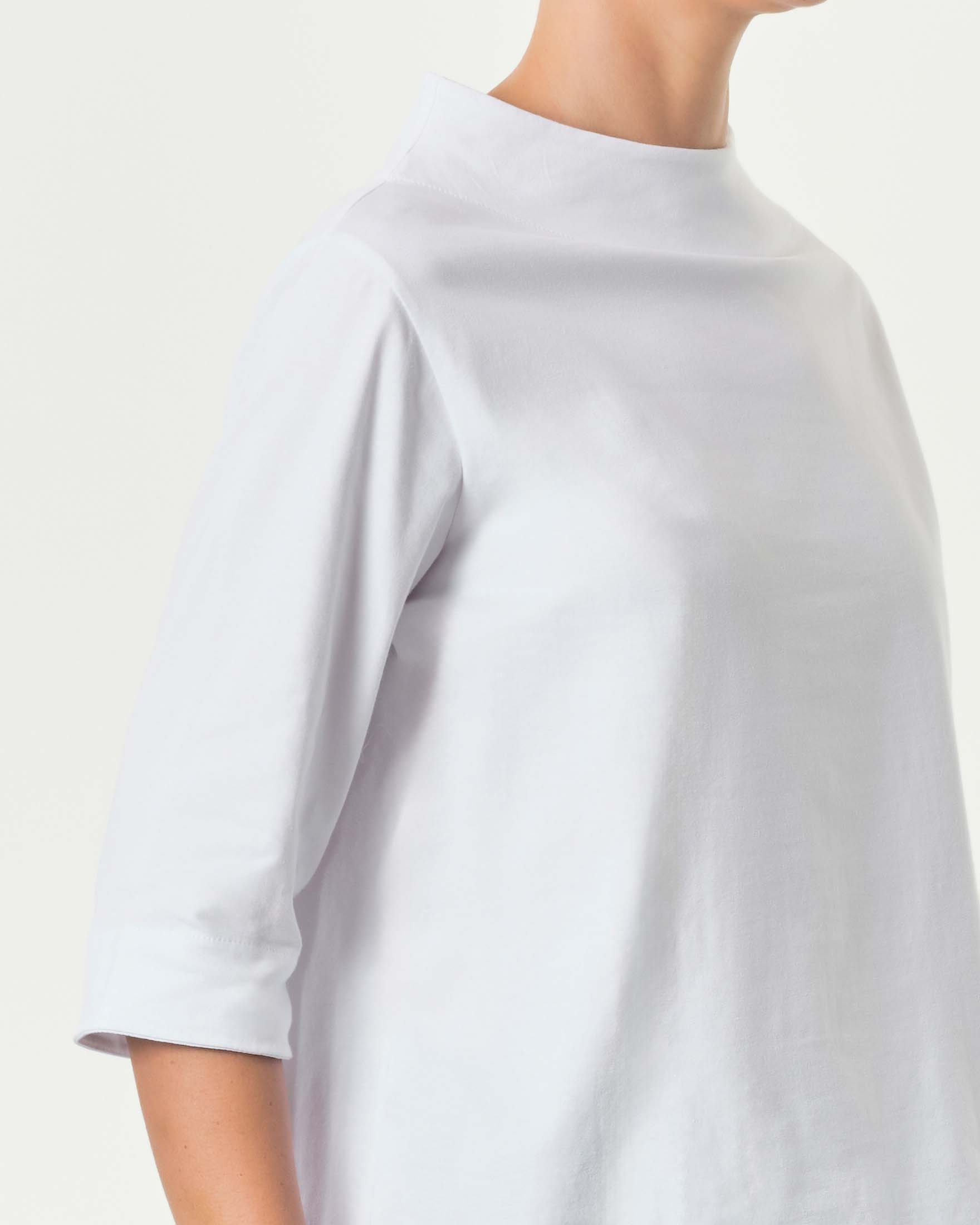 T-shirt bianca in viscosa stretch con maniche tre quarti e collo a cratere image