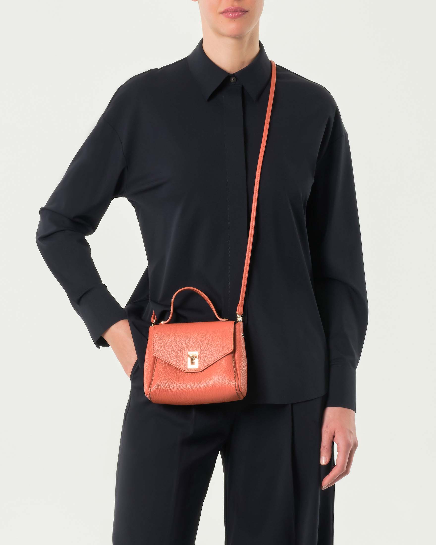 Camicia blu in tessuto stretch tecnico con colletto classico