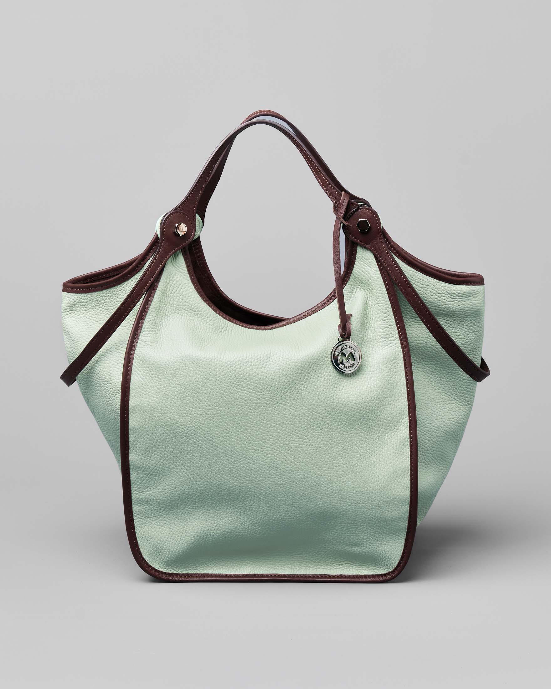 Borsa a spalla in pelle martellata verde acqua con profili in pelle testa di moro