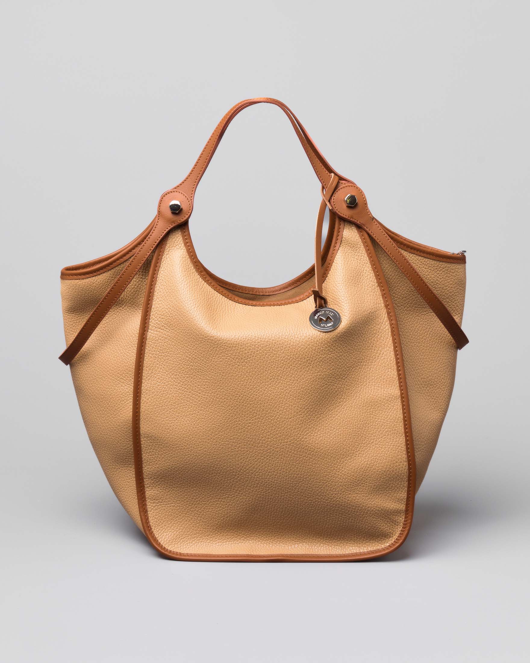Borsa a spalla in pelle martellata color cammello con profili in pelle cuoio