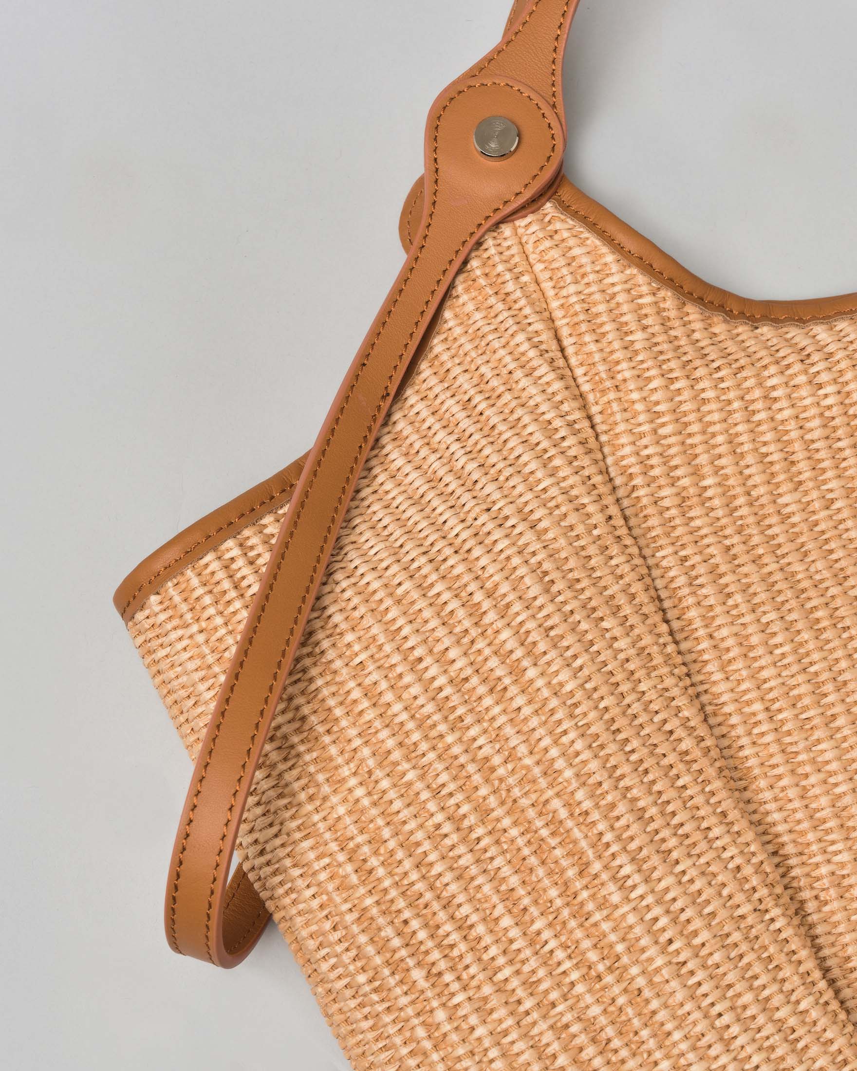 Borsa a spalla Marco Masi color naturale in raffia intrecciata misura grande con profili in pelle color cuoio e doppio manico image