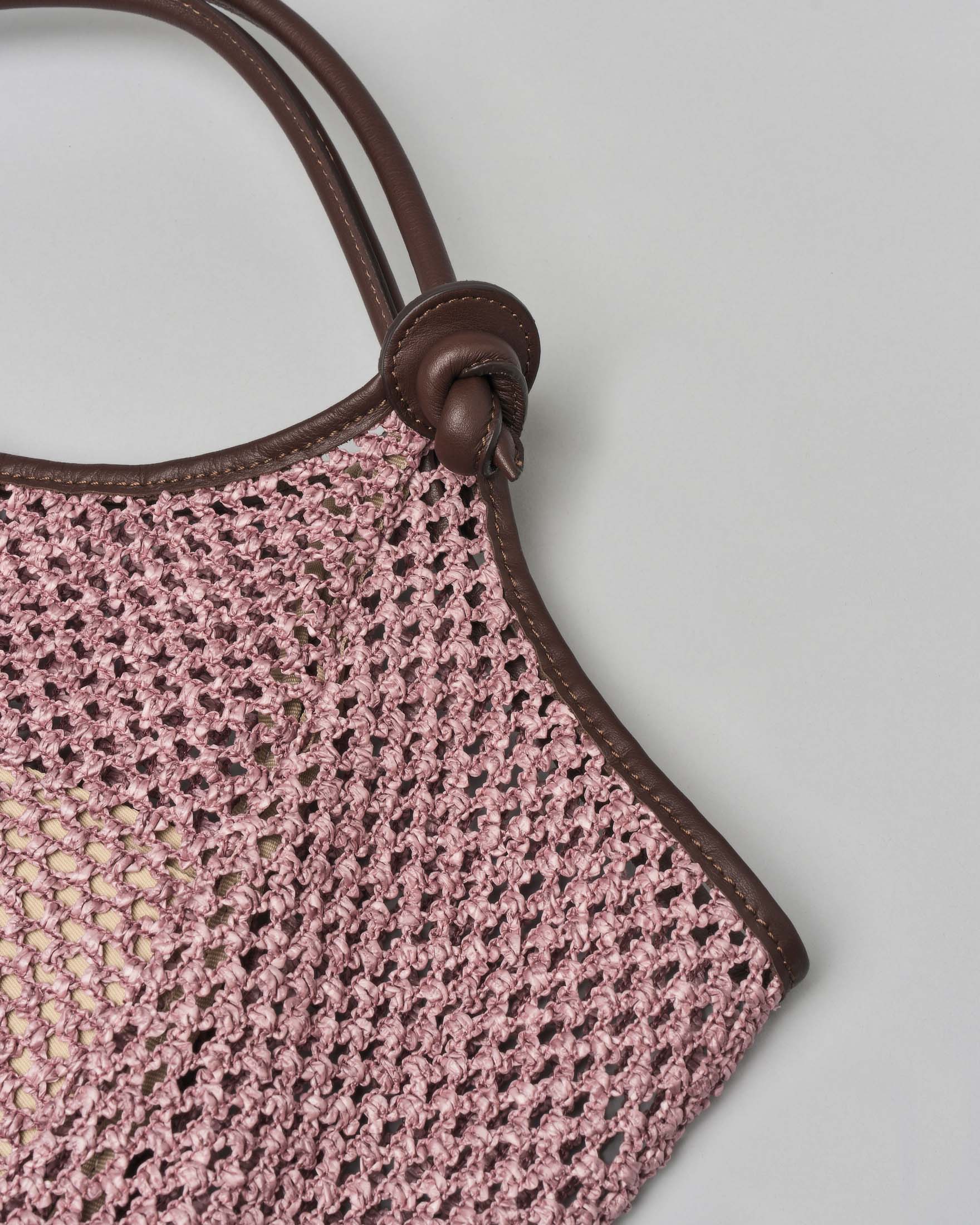 Borsa a spalla color malva Marco Masi in raffia intrecciata a rete con profili in pelle marrone image