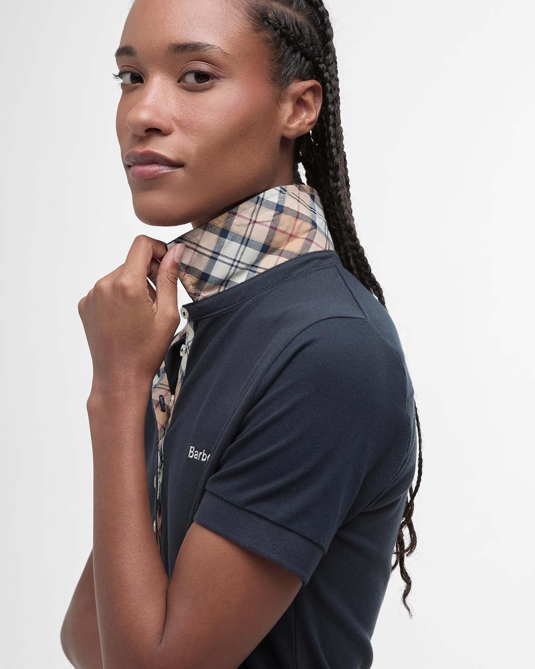 Polo Barbour blu Portsdown in piquè di cotone stretch con scritta logo bianca ricamata sul petto image