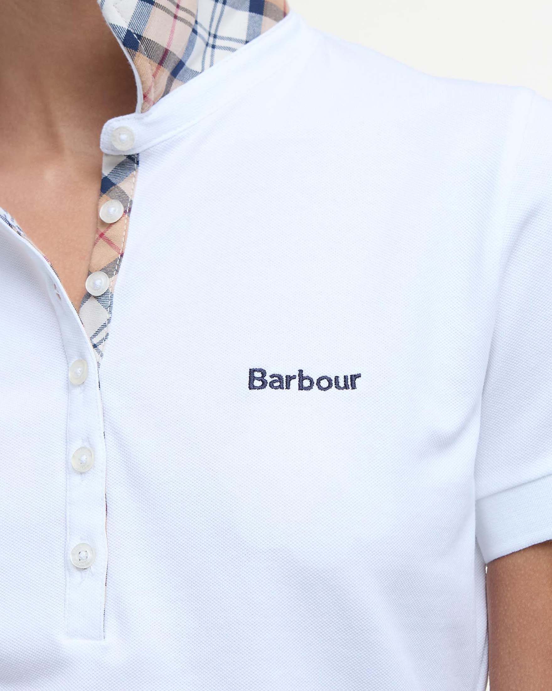 Polo Barbour bianca Portsdown in piquè di cotone stretch con scritta logo blu ricamata sul petto image