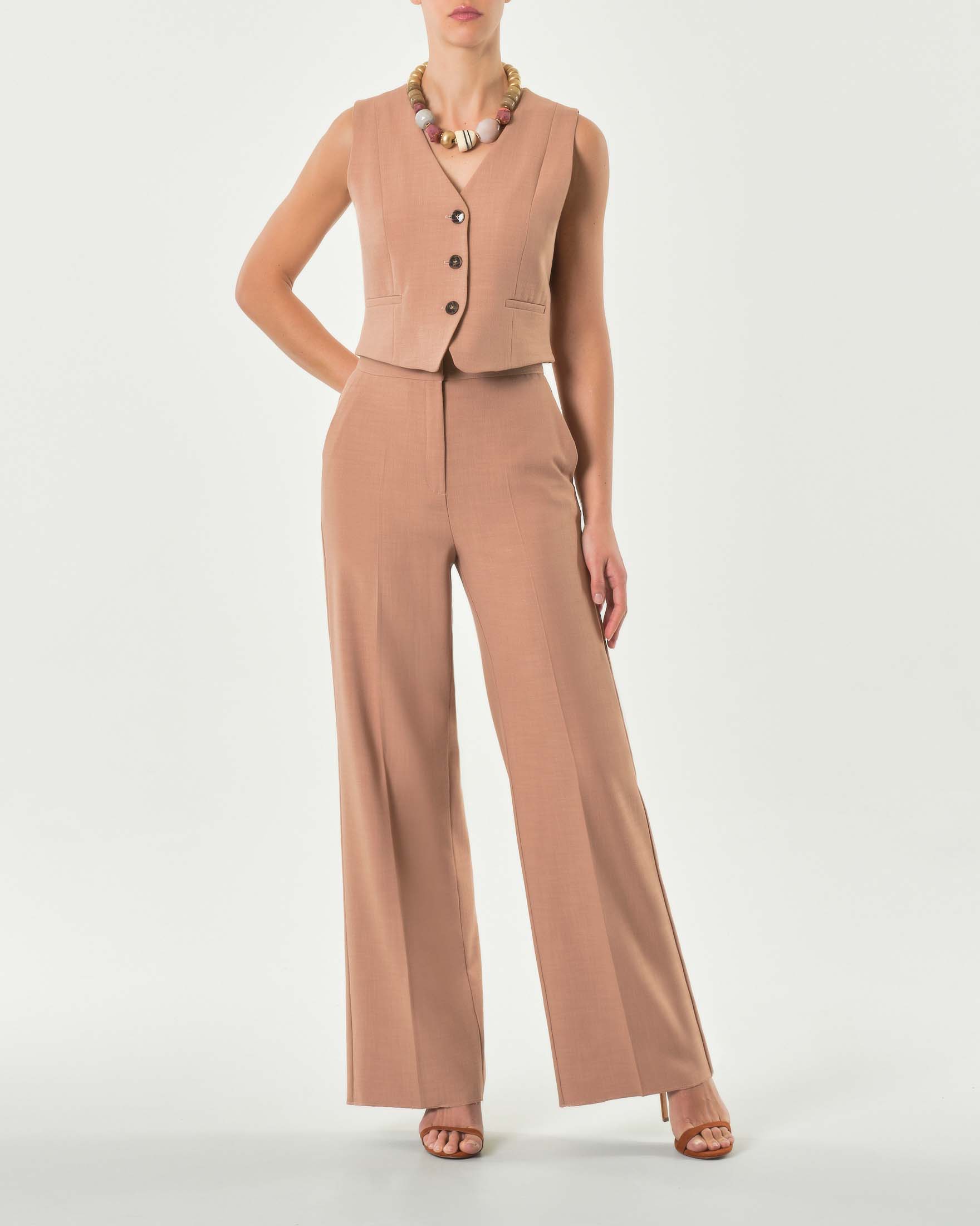 Completo color tabacco in tessuto armaturato con gilet aderente e pantalone dalla linea ampia e dritta