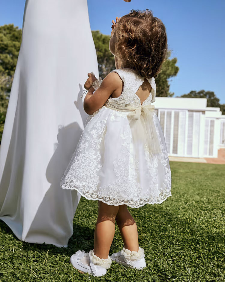 Abito corto avorio in pizzo e organza con gonna a faldoni e fascia oro con fiori e fiocco image