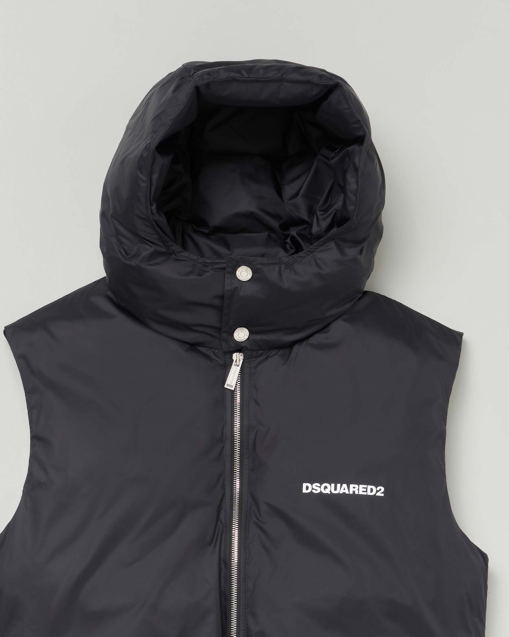 Piumino nero smanicato in nylon con cappuccio e logo scritta