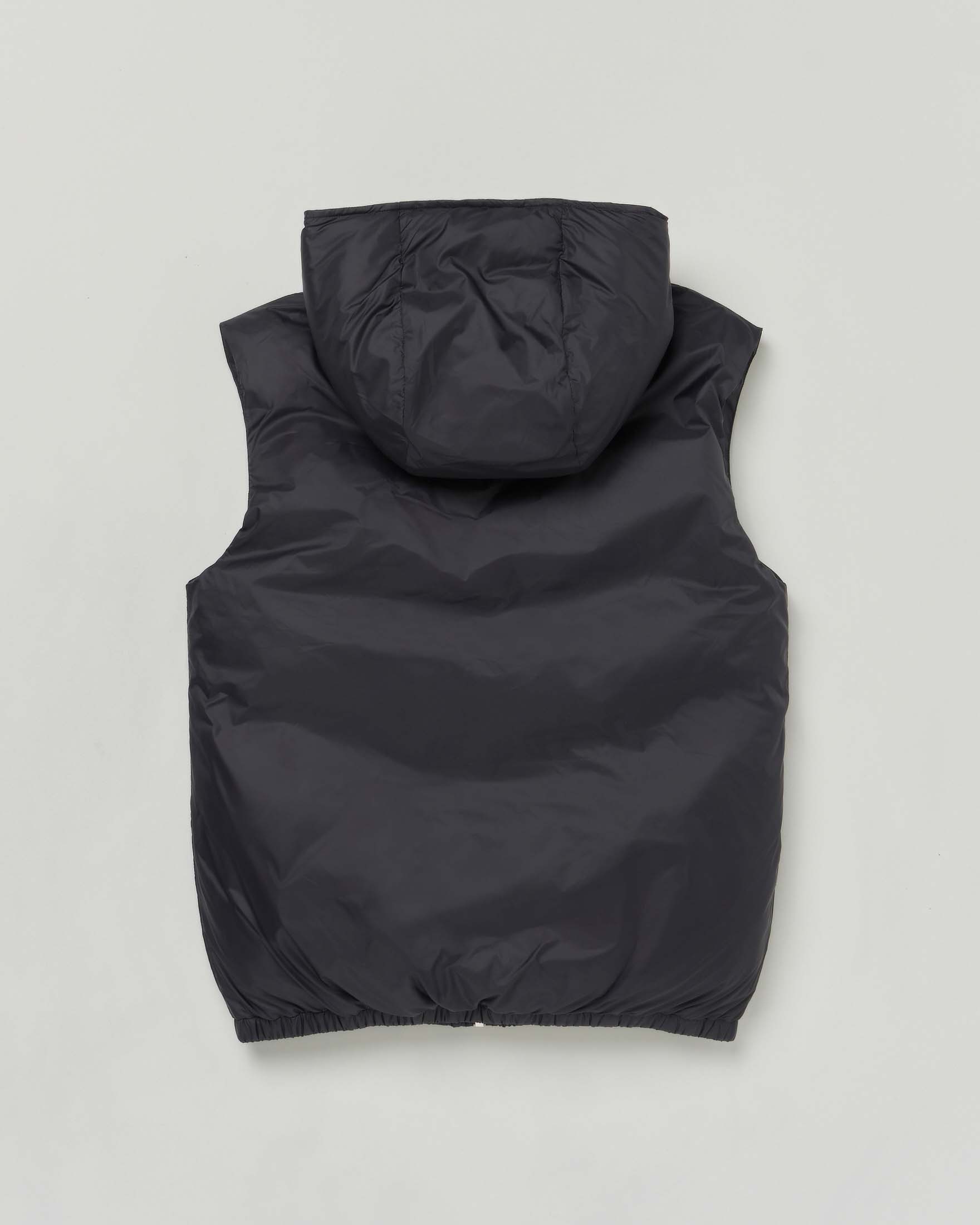 Piumino nero smanicato in nylon con cappuccio e logo scritta