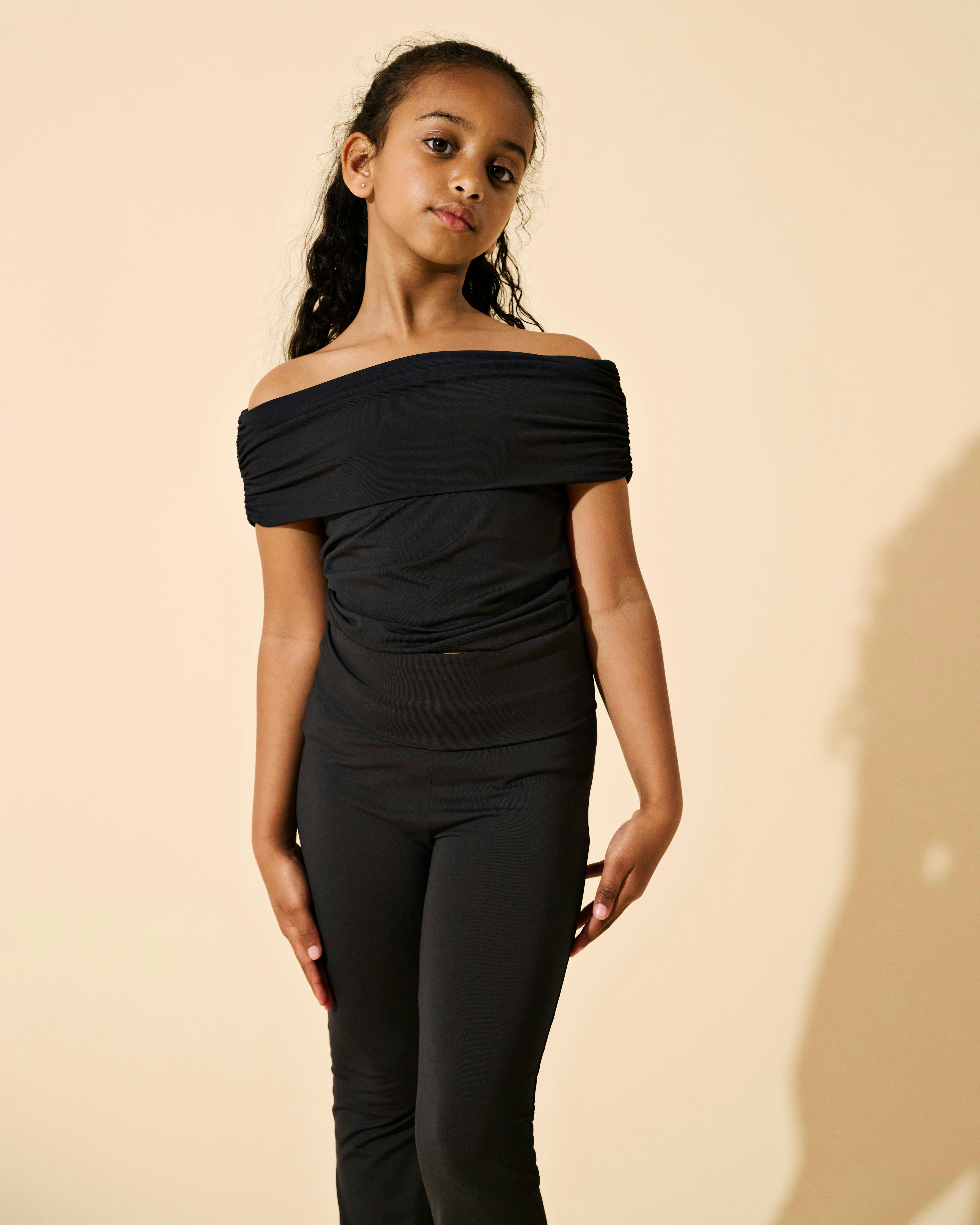 Top nero in tessuto stretch con spalle scoperte e maxi fascia image