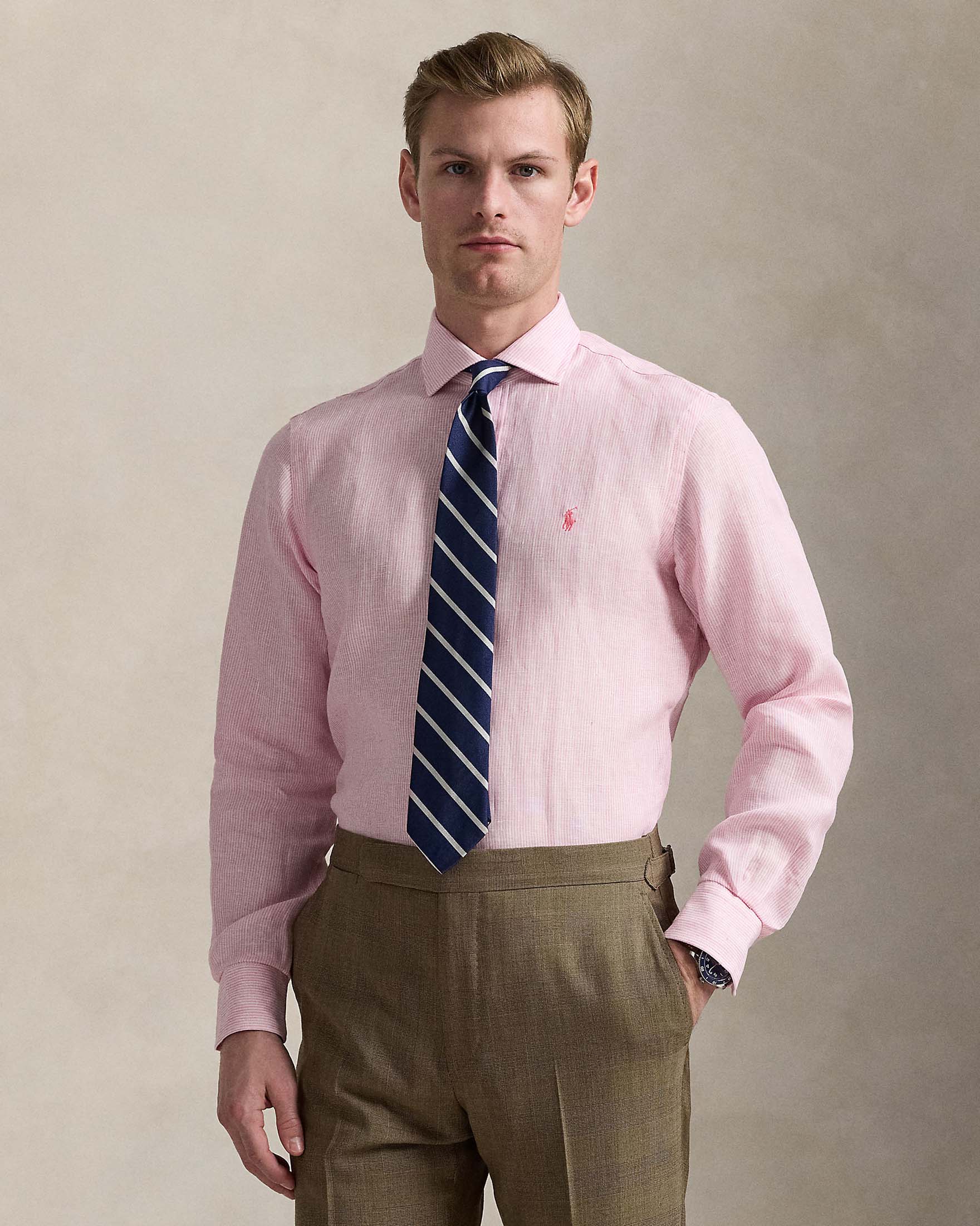 Camicia custom-fit a righe bianche e rosa in puro lino con colletto aperto alla francese
