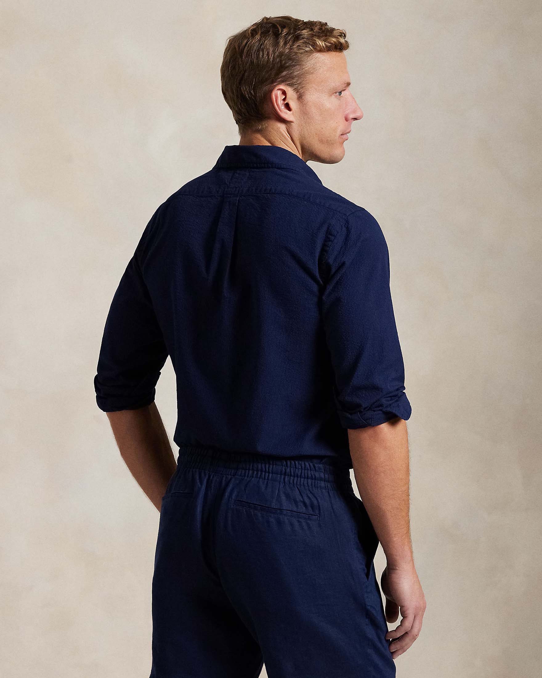 Camicia blu custom-fit in seersucker di puro cotone con colletto button-down image