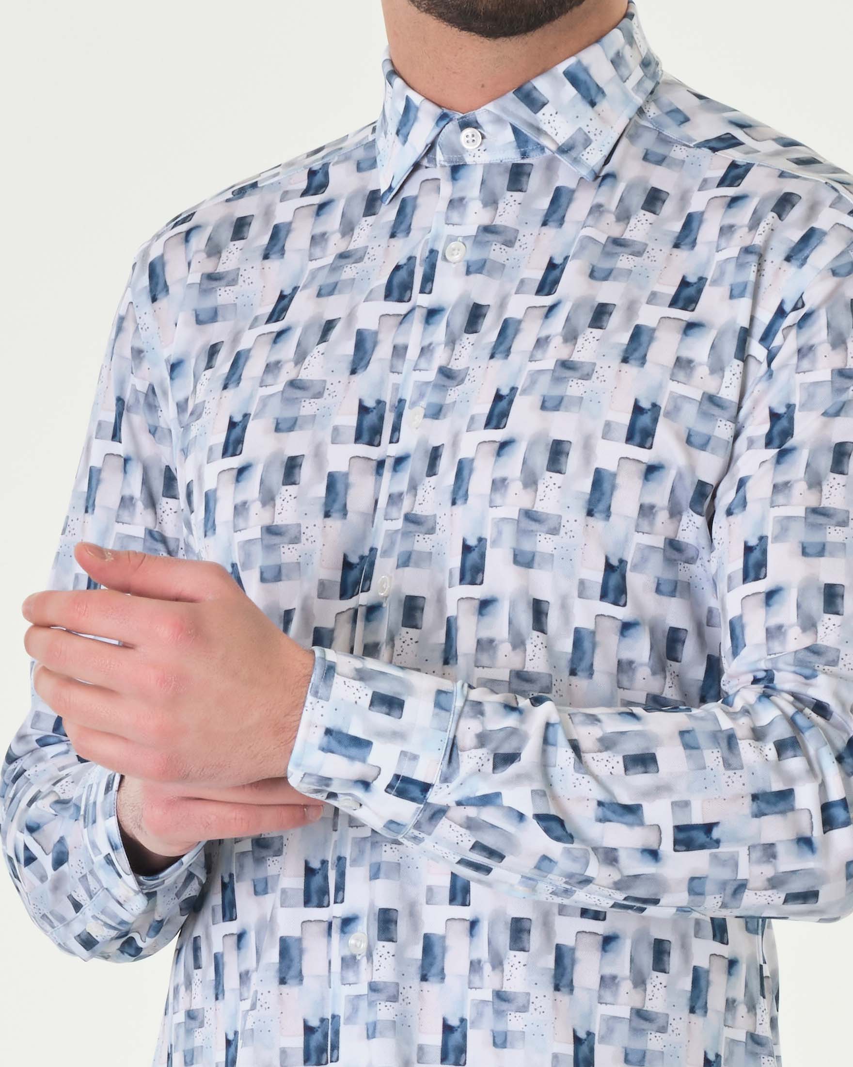 Camicia bianca con fantasia geometrica astratta celeste in tessuto tecnico stretch image