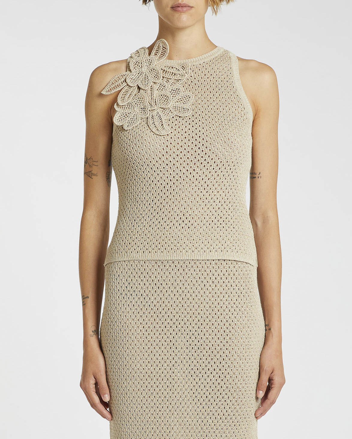 Top in maglia a punto traforato e filo di lurex color oro di cotone con fiore sulla spalla