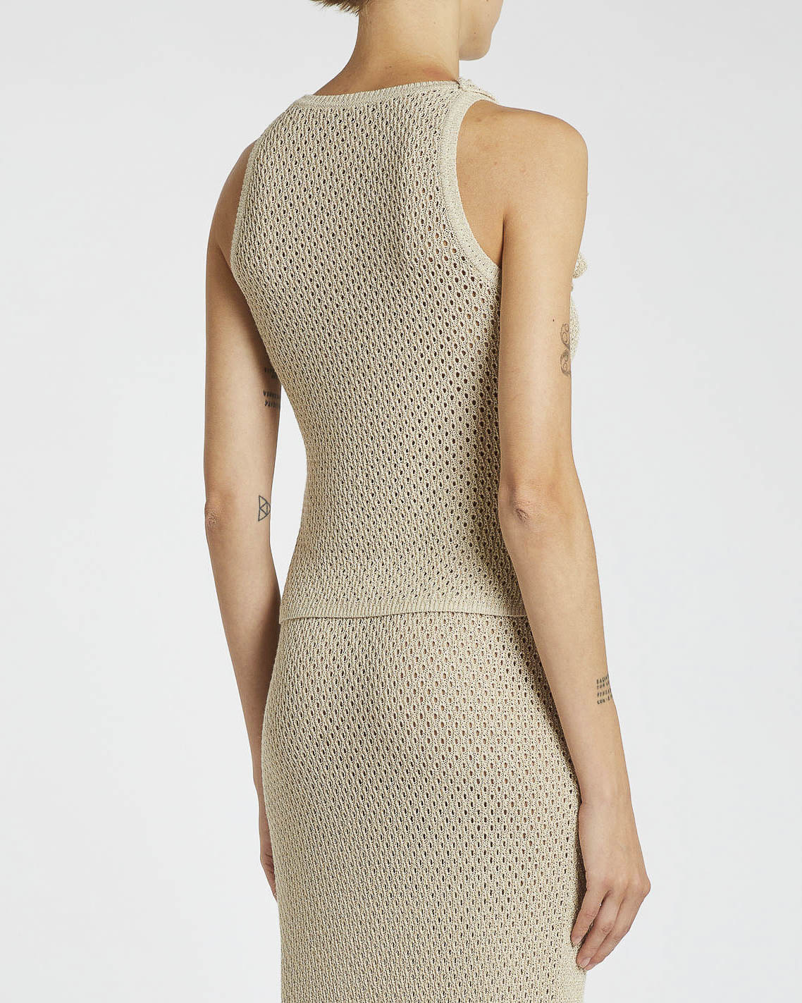 Top in maglia a punto traforato e filo di lurex color oro di cotone con fiore sulla spalla