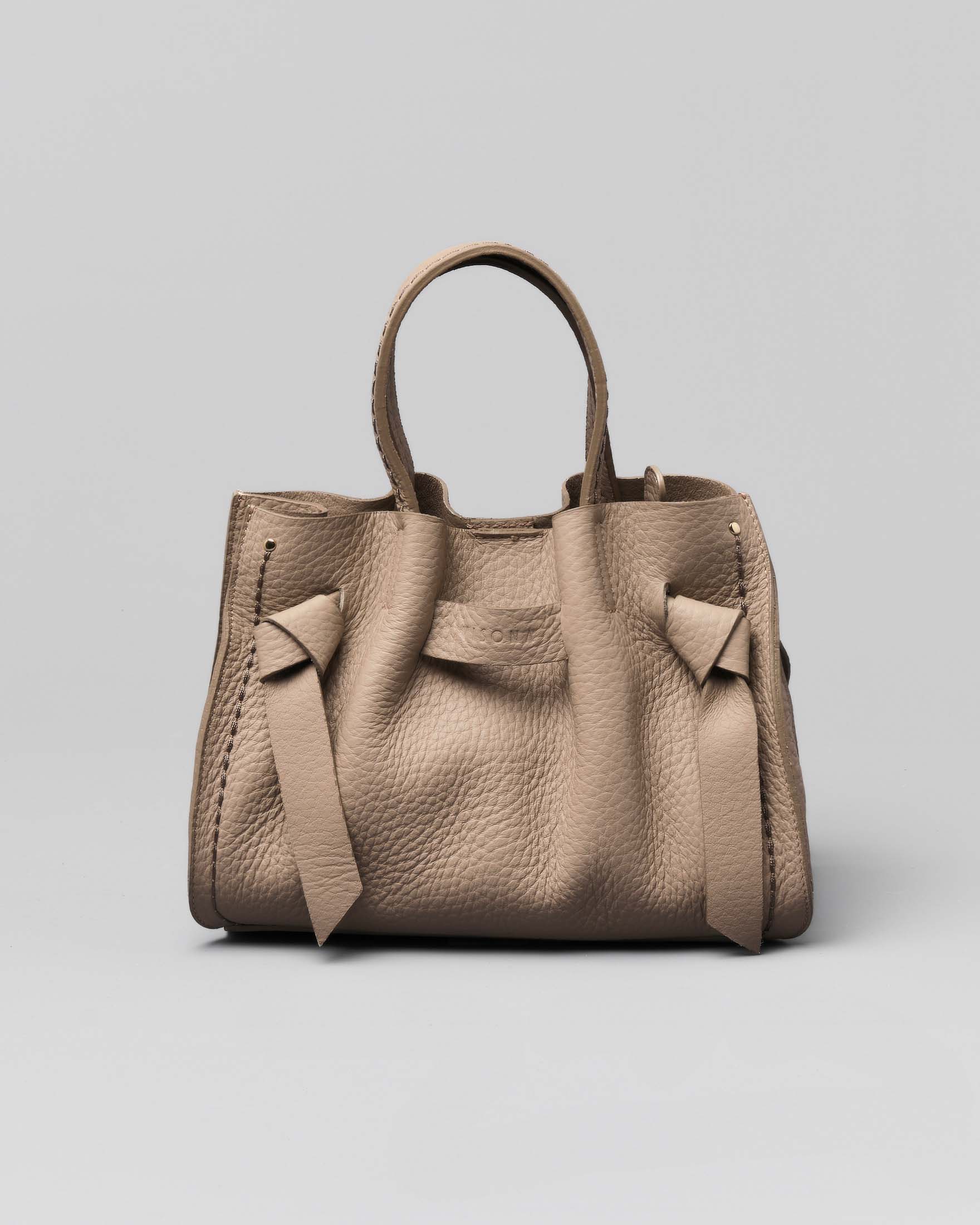 Borsa Visonà beige misura piccola in pelle martellata con inserto abbinato con nodi e impunture a contrasto