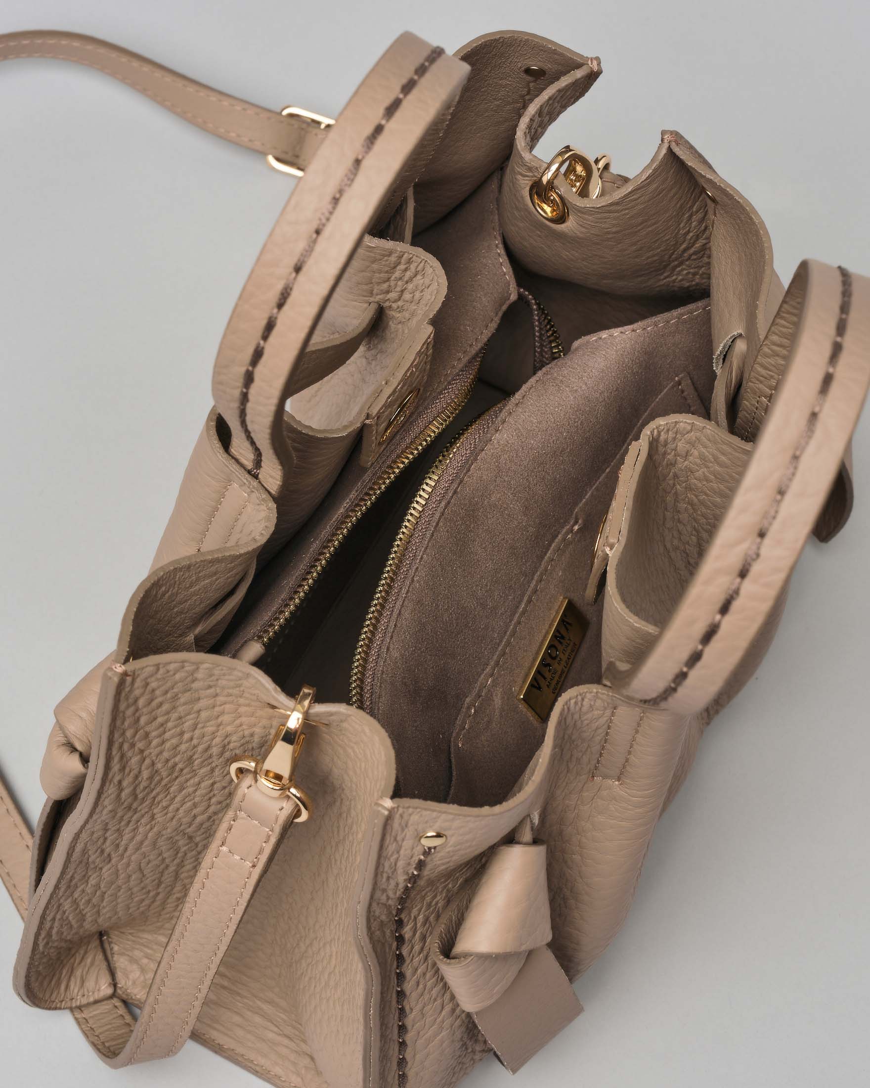 Borsa Visonà beige misura piccola in pelle martellata con inserto abbinato con nodi e impunture a contrasto image