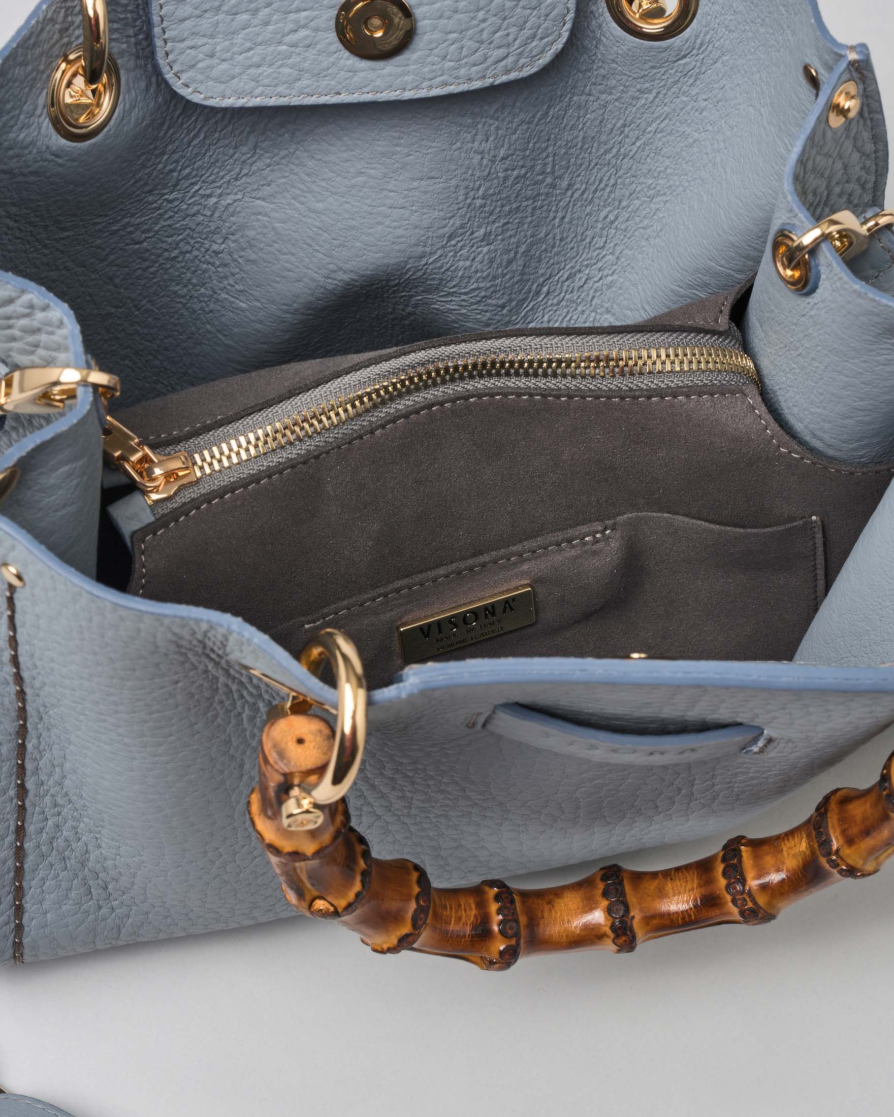 Borsa a mano azzurro cielo a trapezio in pelle bottalata con chiusura a patta e manico in bamboo image