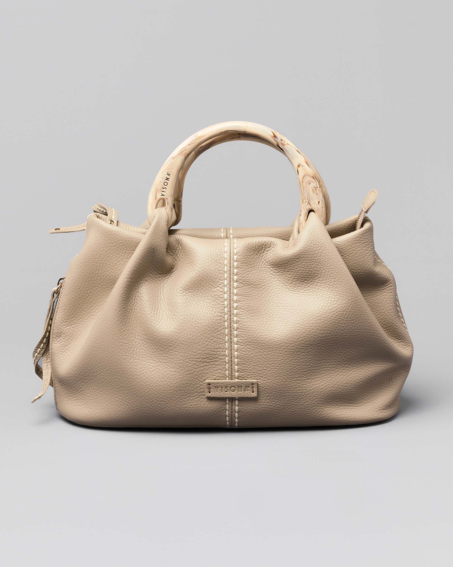 Borsa grigio beige in pelle martellata con manico in osso tono su tono e impunture a vista