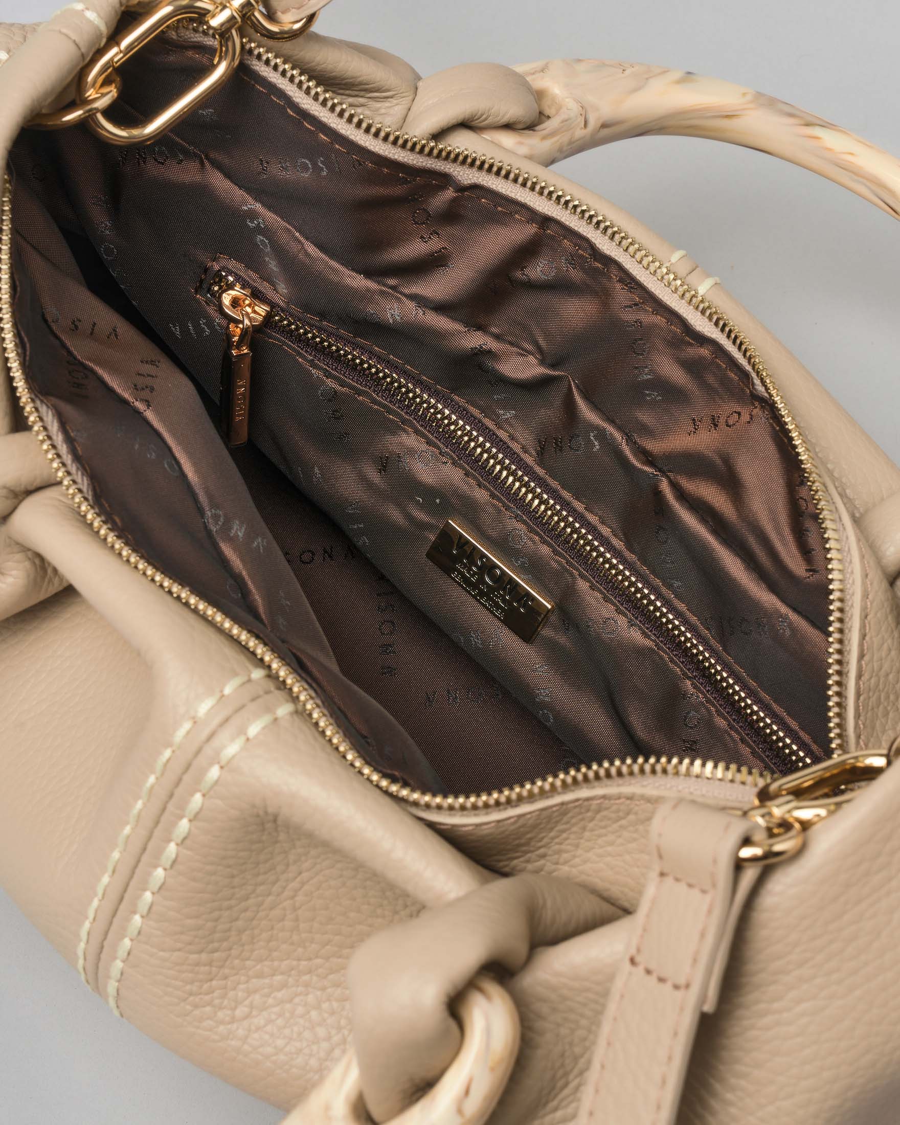 Borsa grigio beige in pelle martellata con manico in osso tono su tono e impunture a vista image