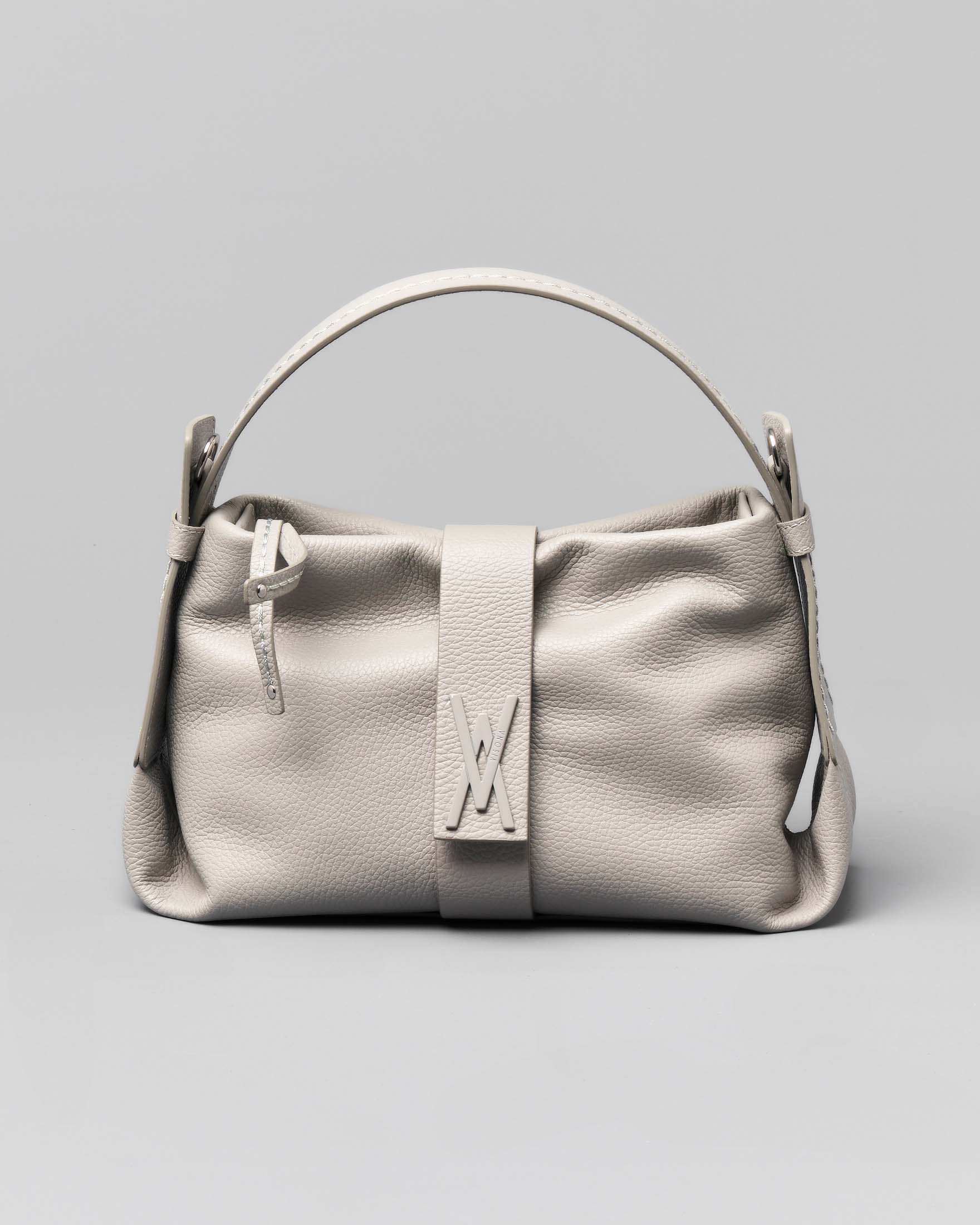 Borsa grigio perla piccola in pelle martellata con fibbia logo smaltata tono su tono