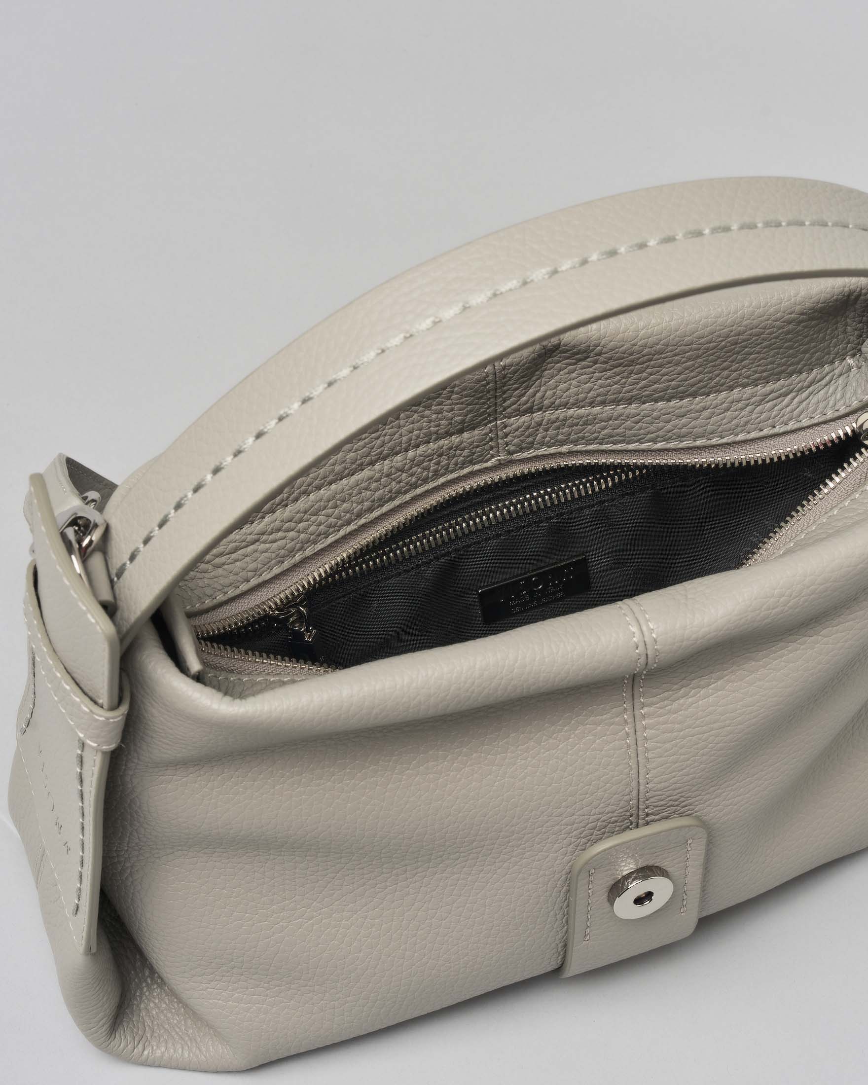 Borsa grigio perla piccola in pelle martellata con fibbia logo smaltata tono su tono image