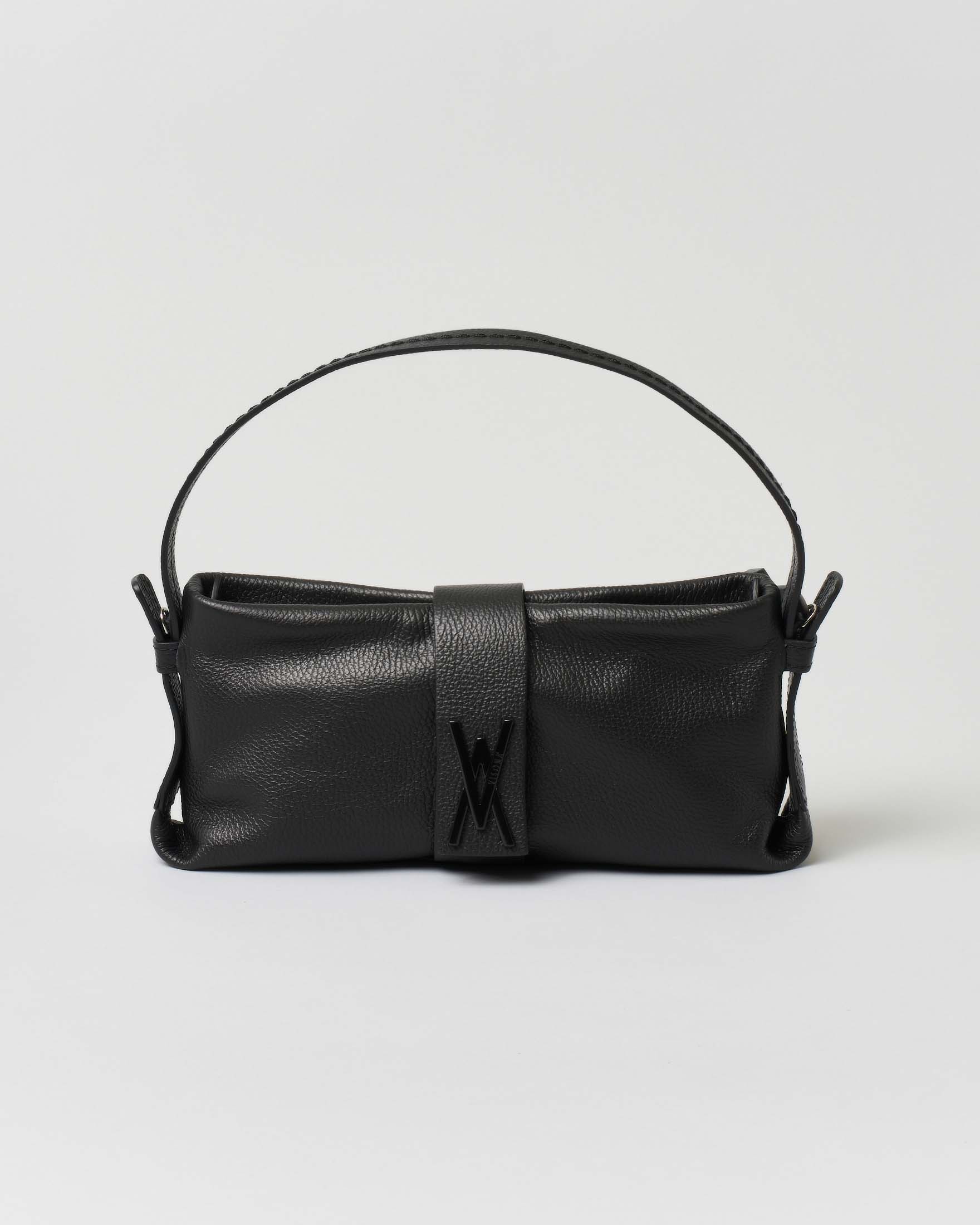 Borsa a spalla nera in pelel martellata con fibbia logo smaltata tono su tono