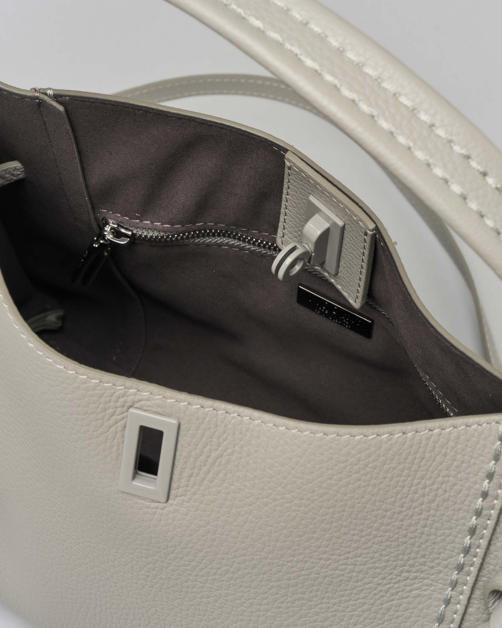 Borsa grigio perla in pelle martellata a trapezio con listini a nodo image
