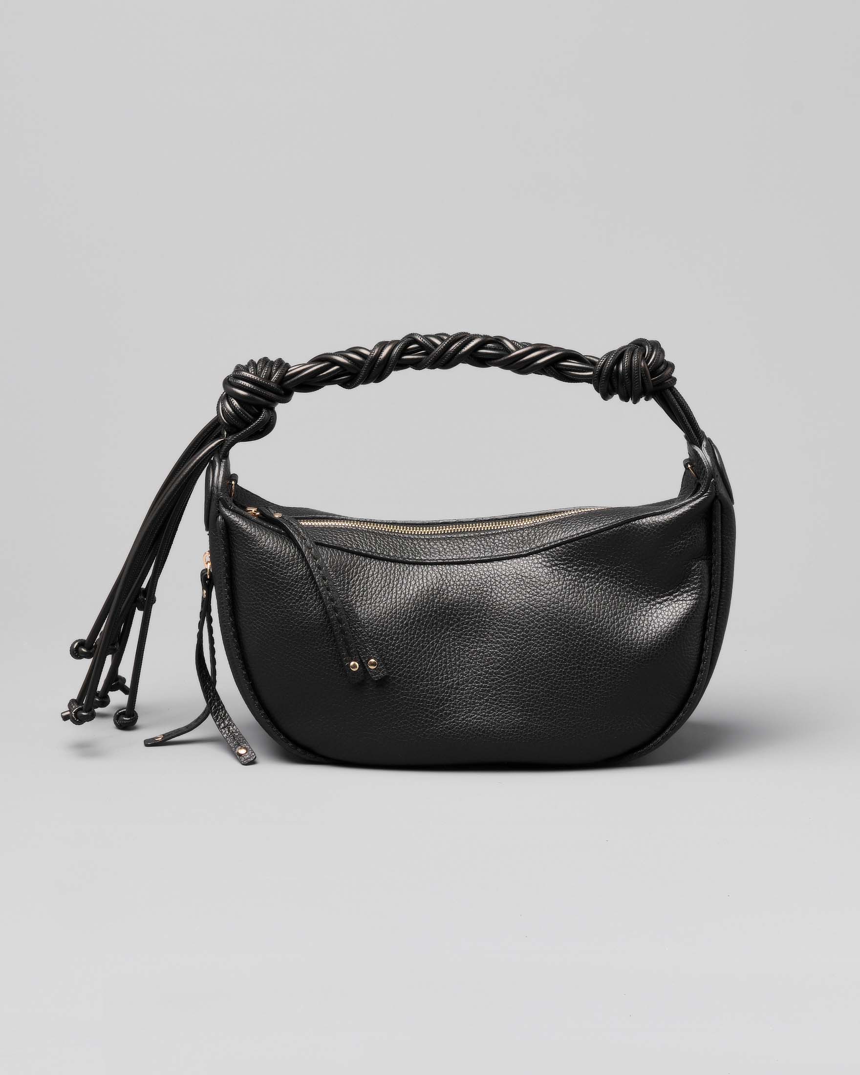 Borsa nera misura piccola in pelle martellata con spallaccio intrecciato