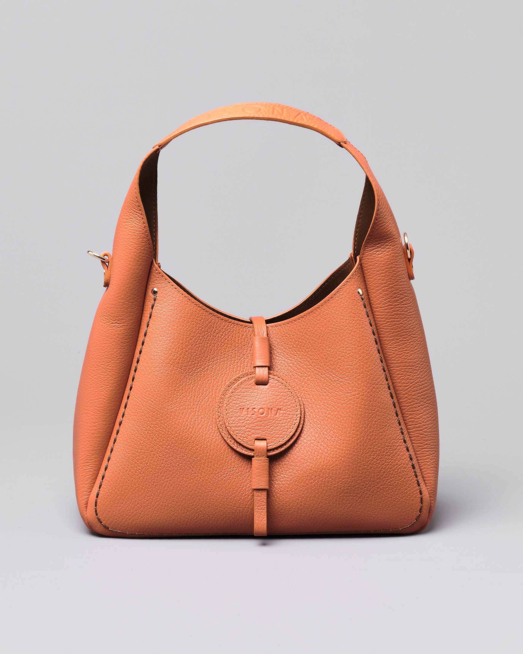 Hobo bag in pelle martellata color arancio con medaglia frontale logata e pochette in suede