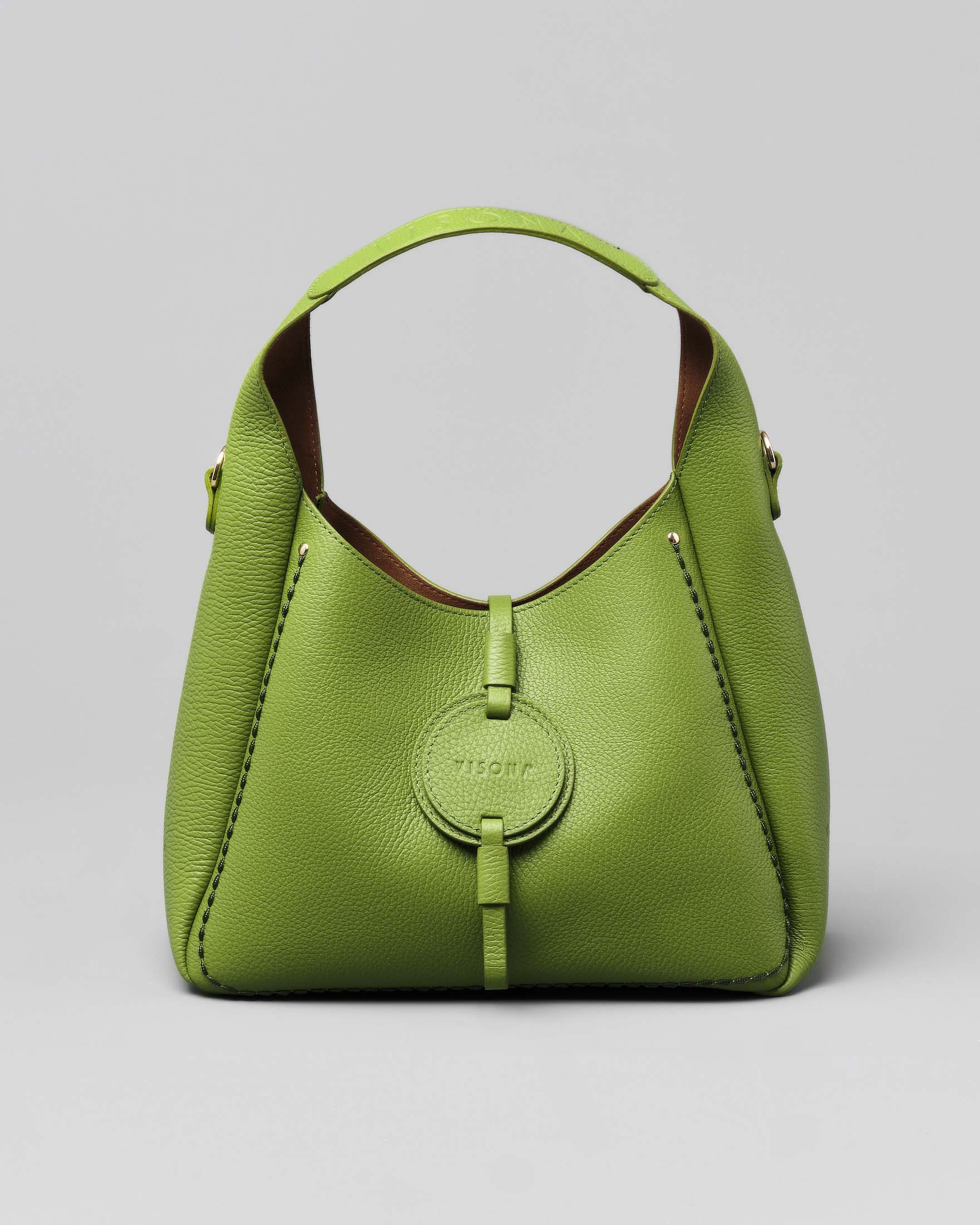 Hobo bag in pelle martellata verde con medaglia frontale logata e pochette in suede