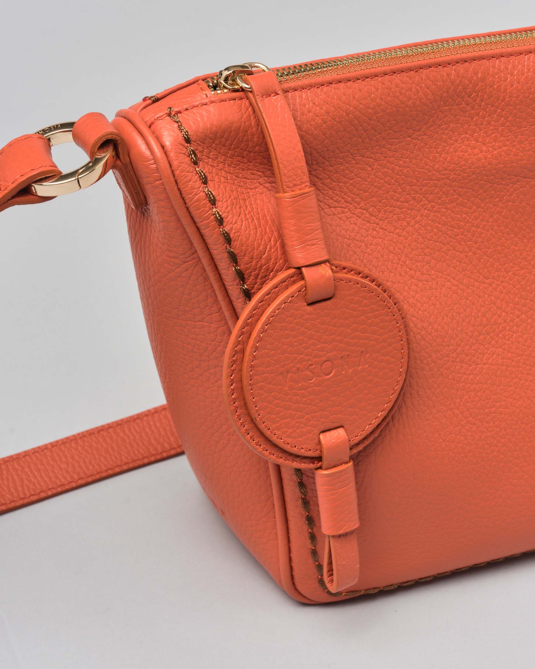 Borsa arancione in pelle martellata a trapezio con medaglione logato tono su tono image