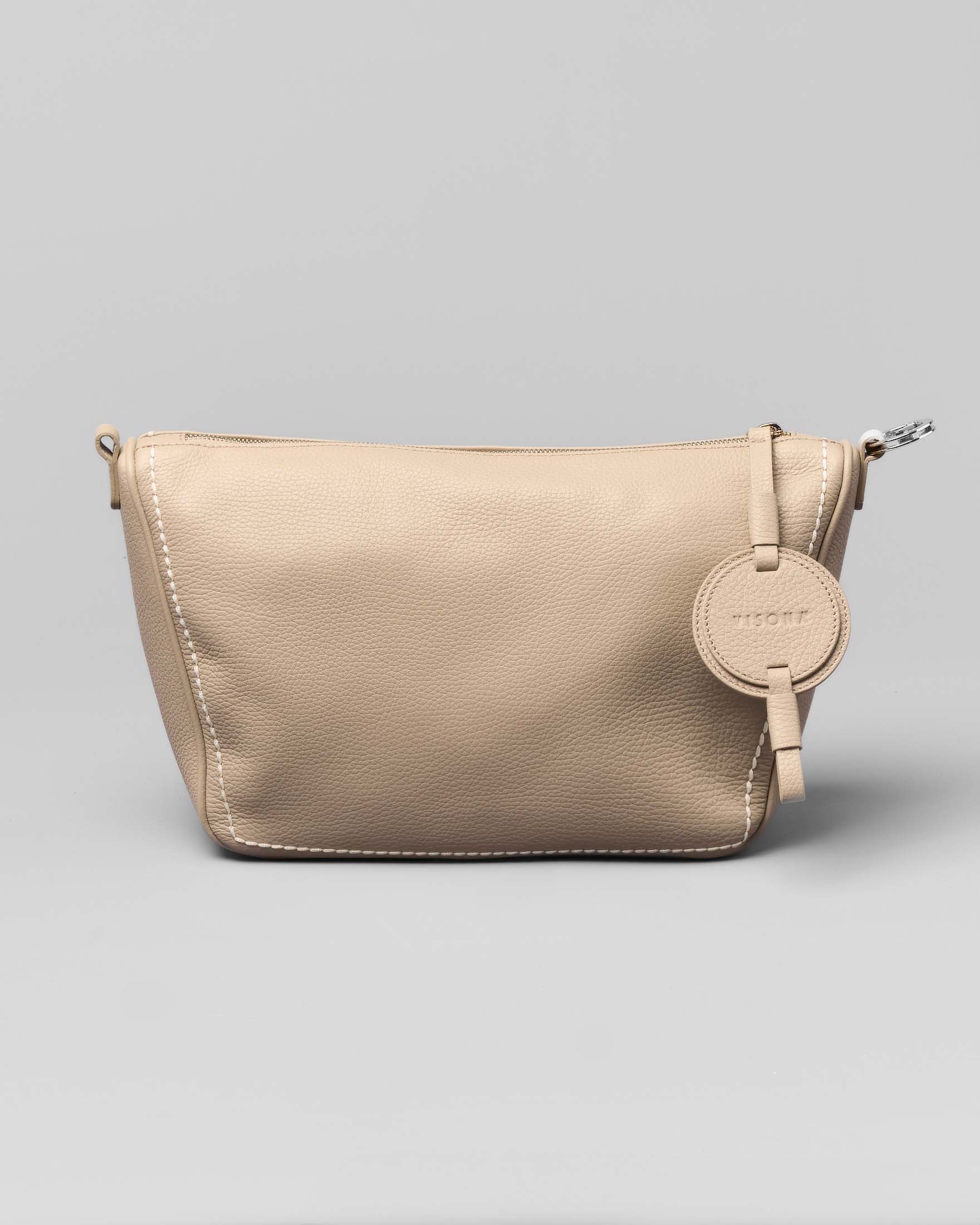 Borsa grigio beige in pelle martellata a trapezio con medaglione logato tono su tono