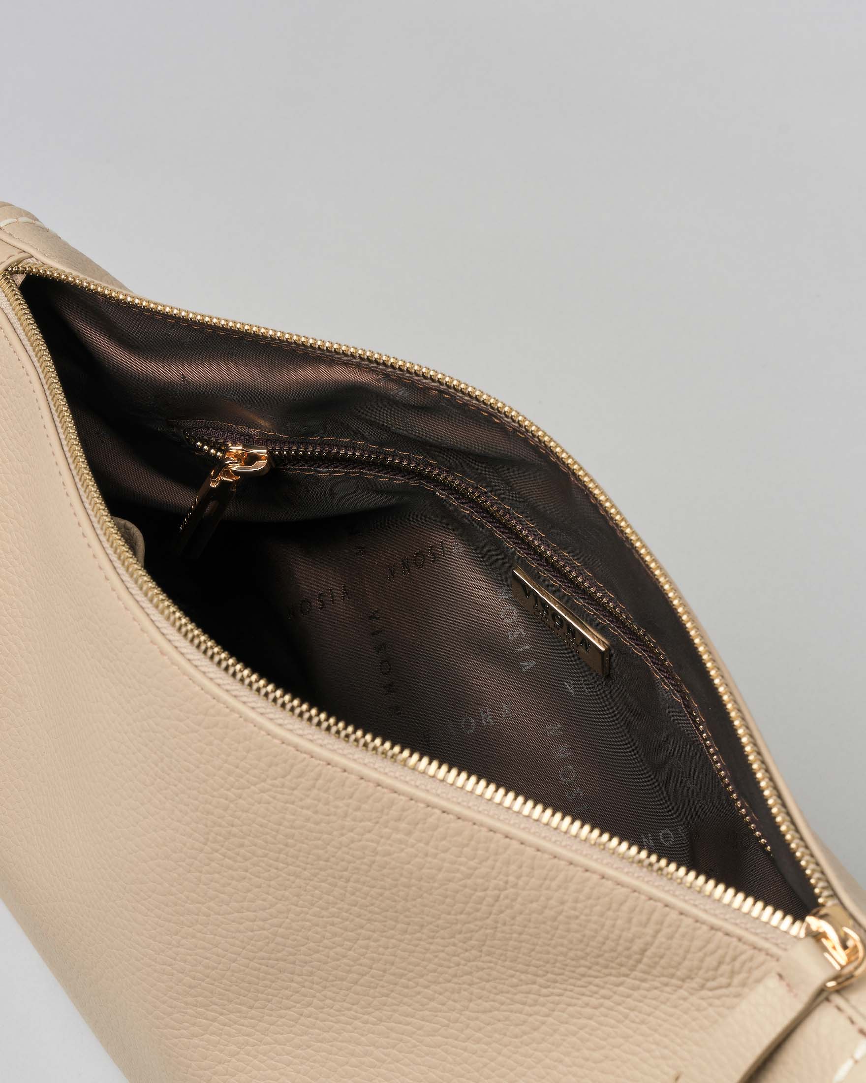 Borsa grigio beige in pelle martellata a trapezio con medaglione logato tono su tono image