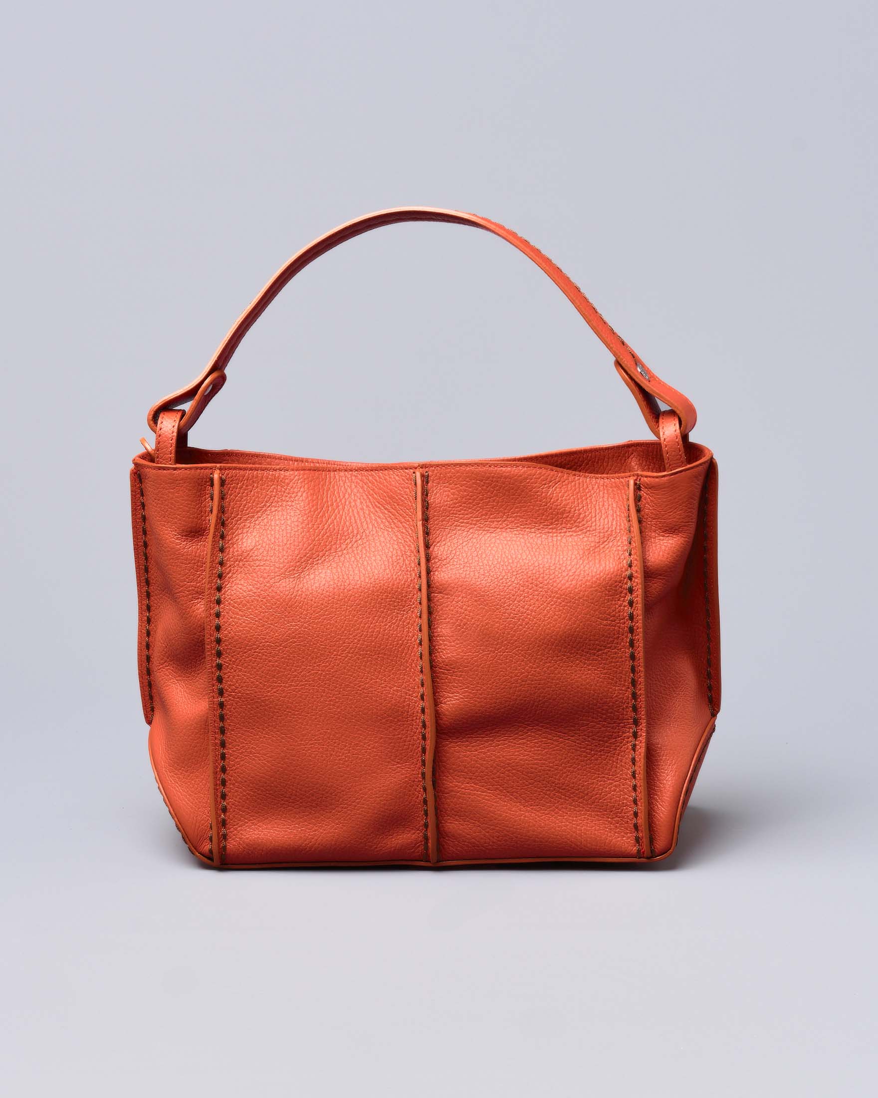 Borsa a spalla arancione in pelle martellata con nervature a rilievo