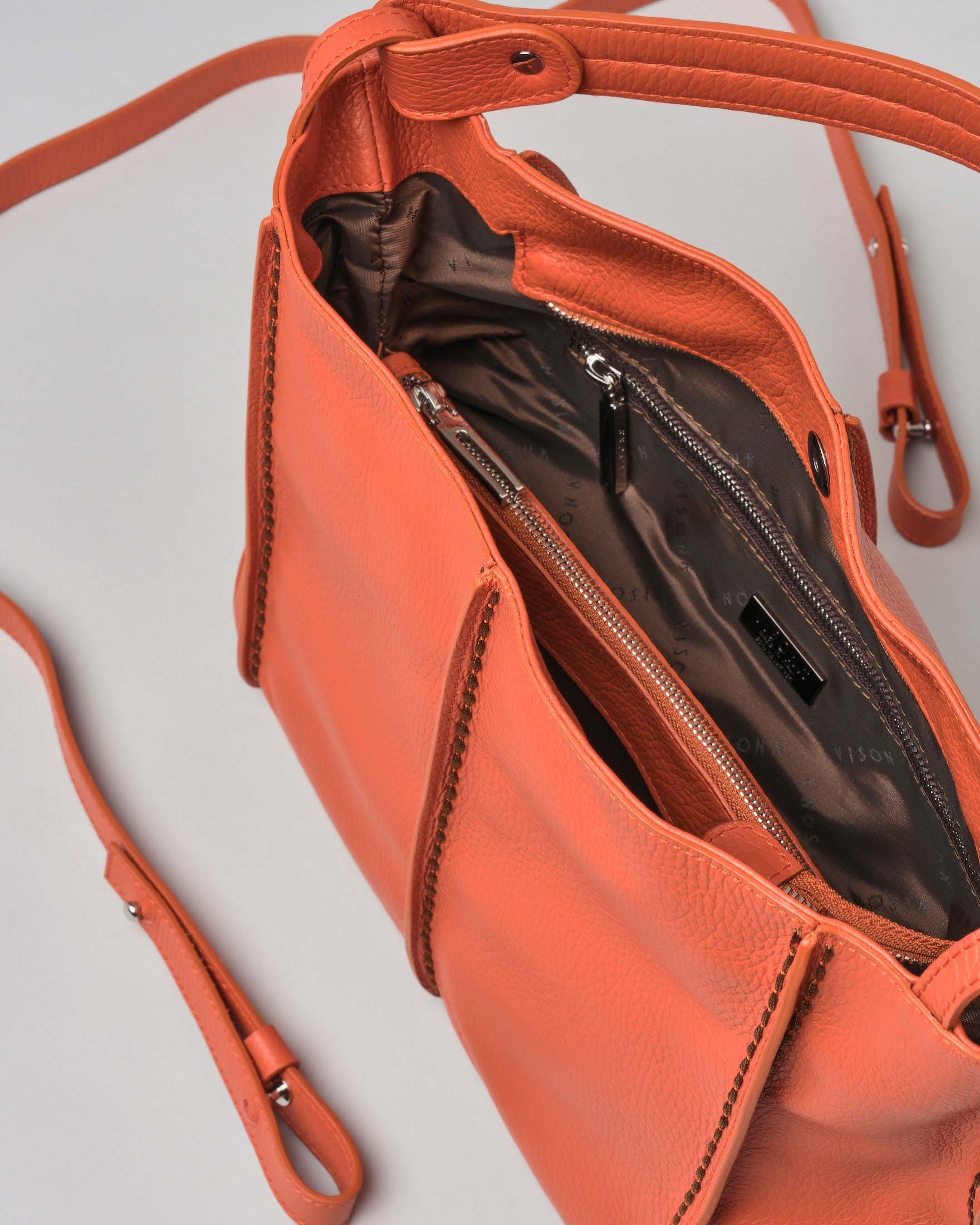 Borsa a spalla arancione in pelle martellata con nervature a rilievo image