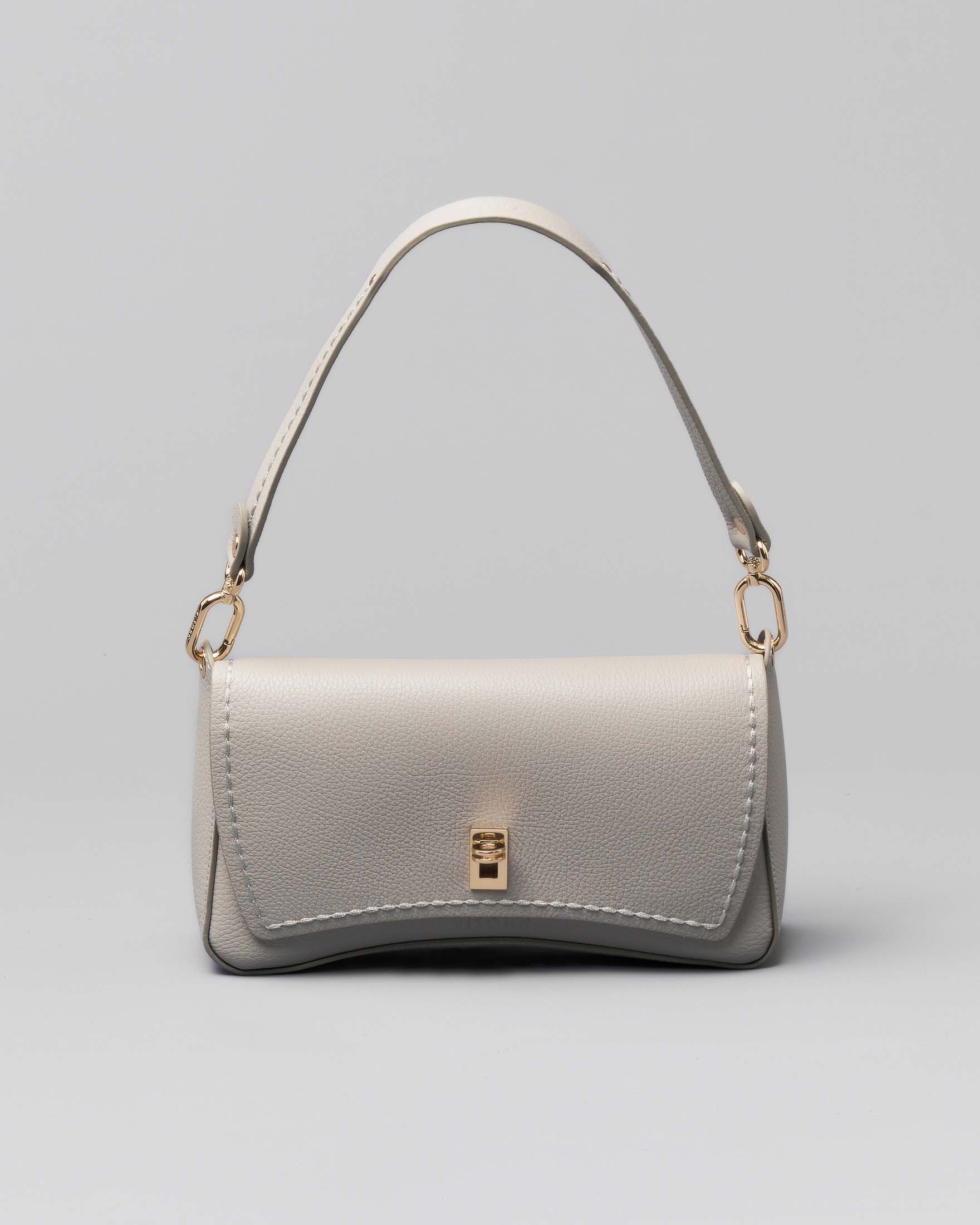 Mini bag grigio perla in pelle martellata con impunture a vista lungo la patta di chiusura