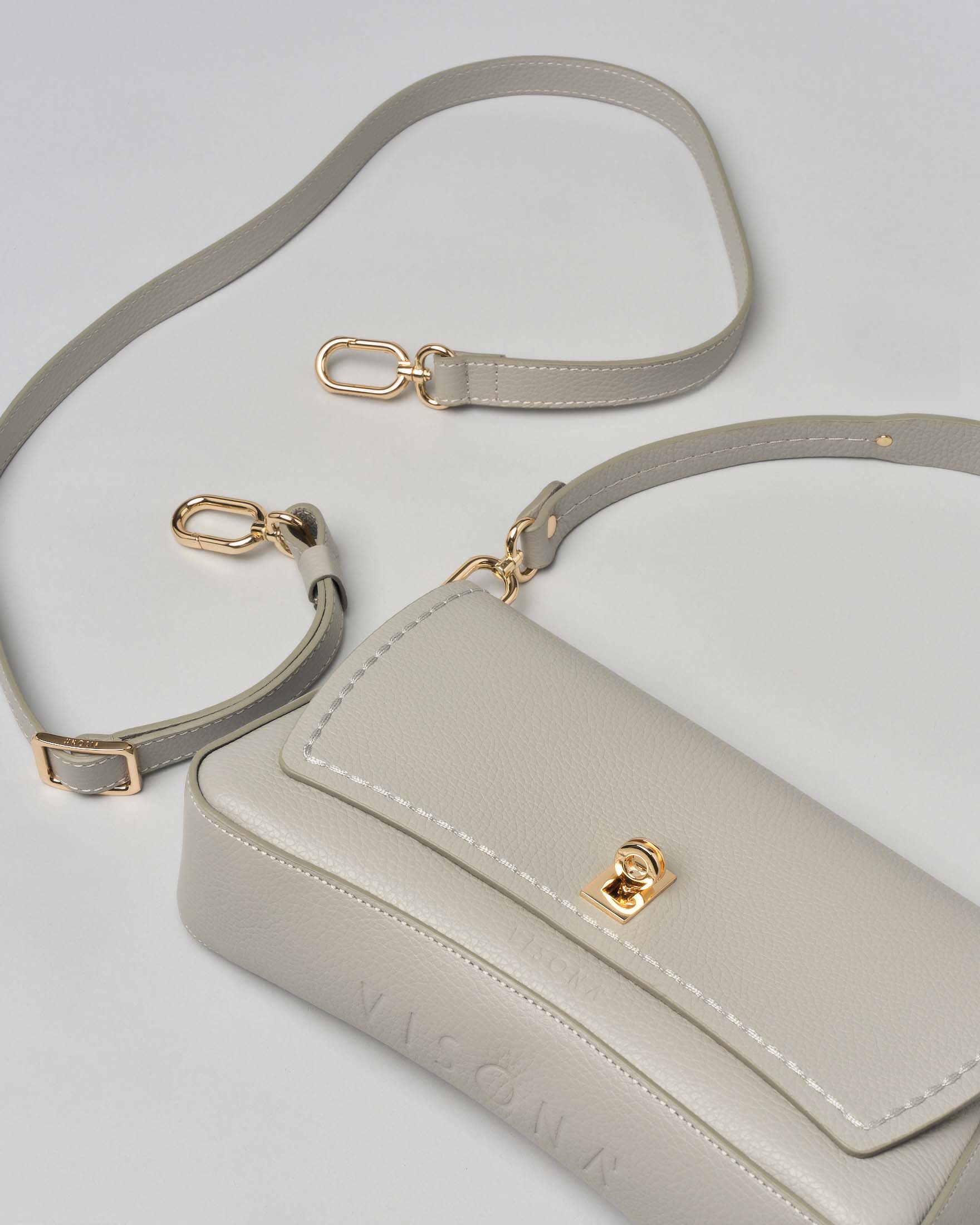 Mini bag grigio perla in pelle martellata con impunture a vista lungo la patta di chiusura image