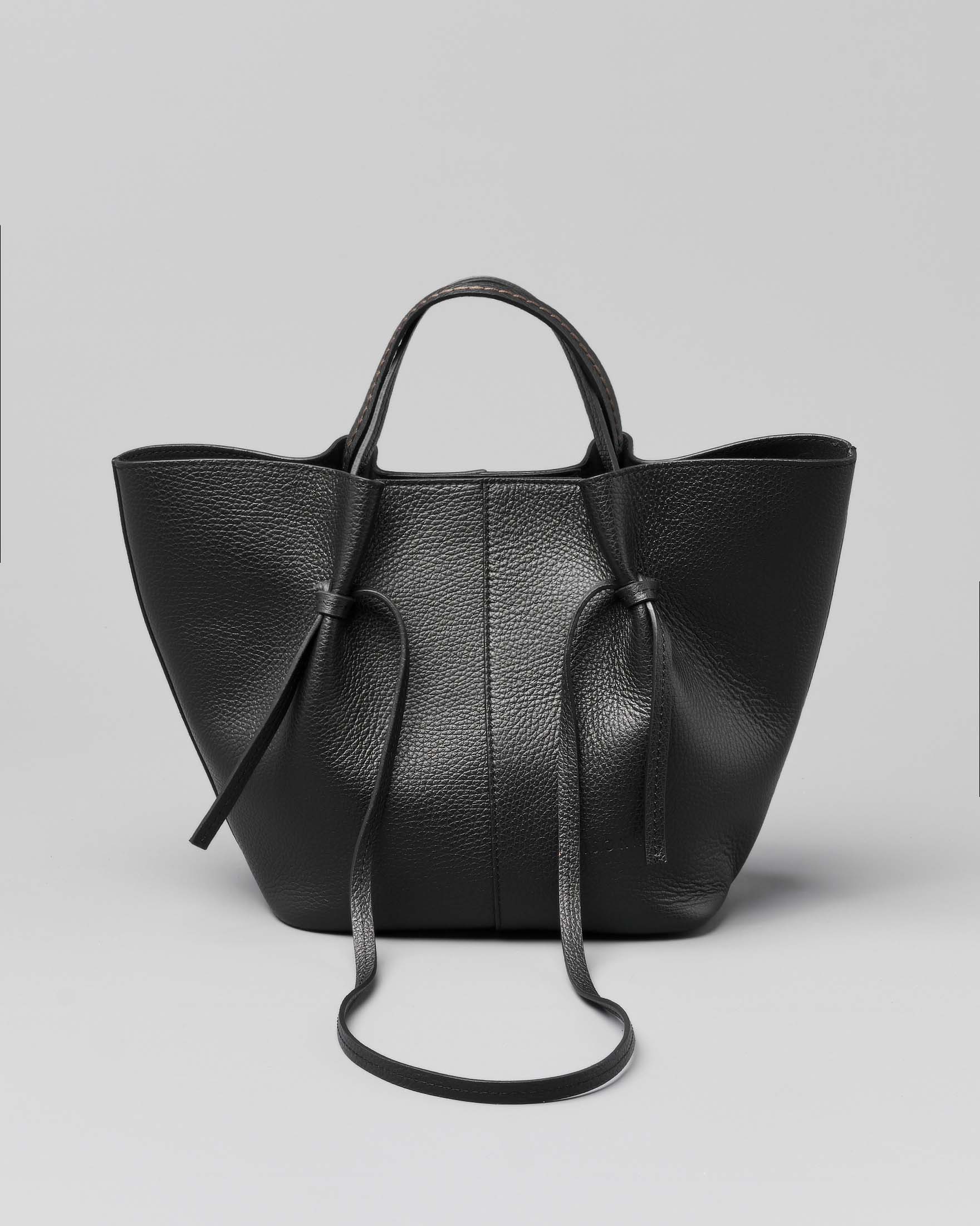 Borsa a mano color cuoio a trapezio in pelle bottalata con manici a spalla regolabili e pochette in suede