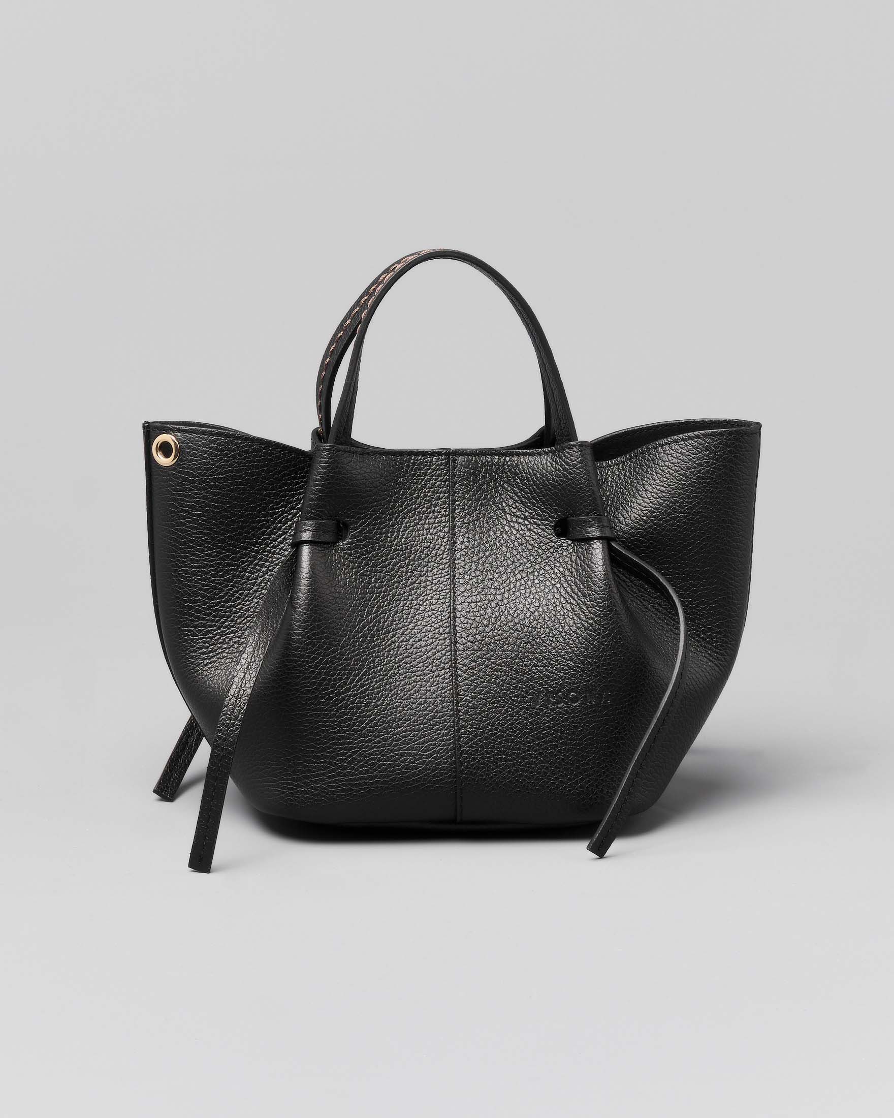 Borsa a mano rosa polvere a trapezio piccola in pelle bottalata con laccetti di regolazione fronte e retro