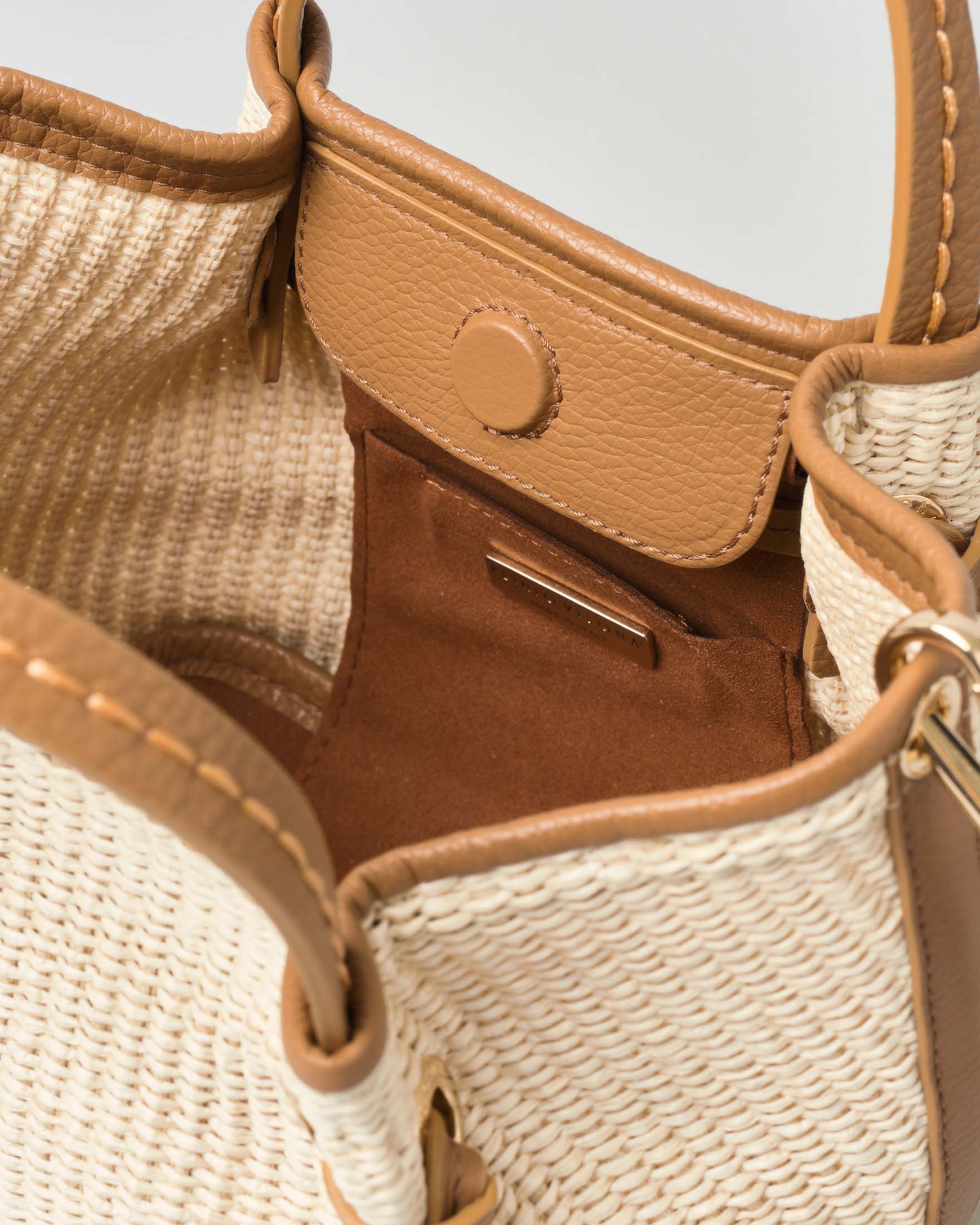 Mini borsa a mano effetto raffia color panna con profili e manici in pelle color cuoio image
