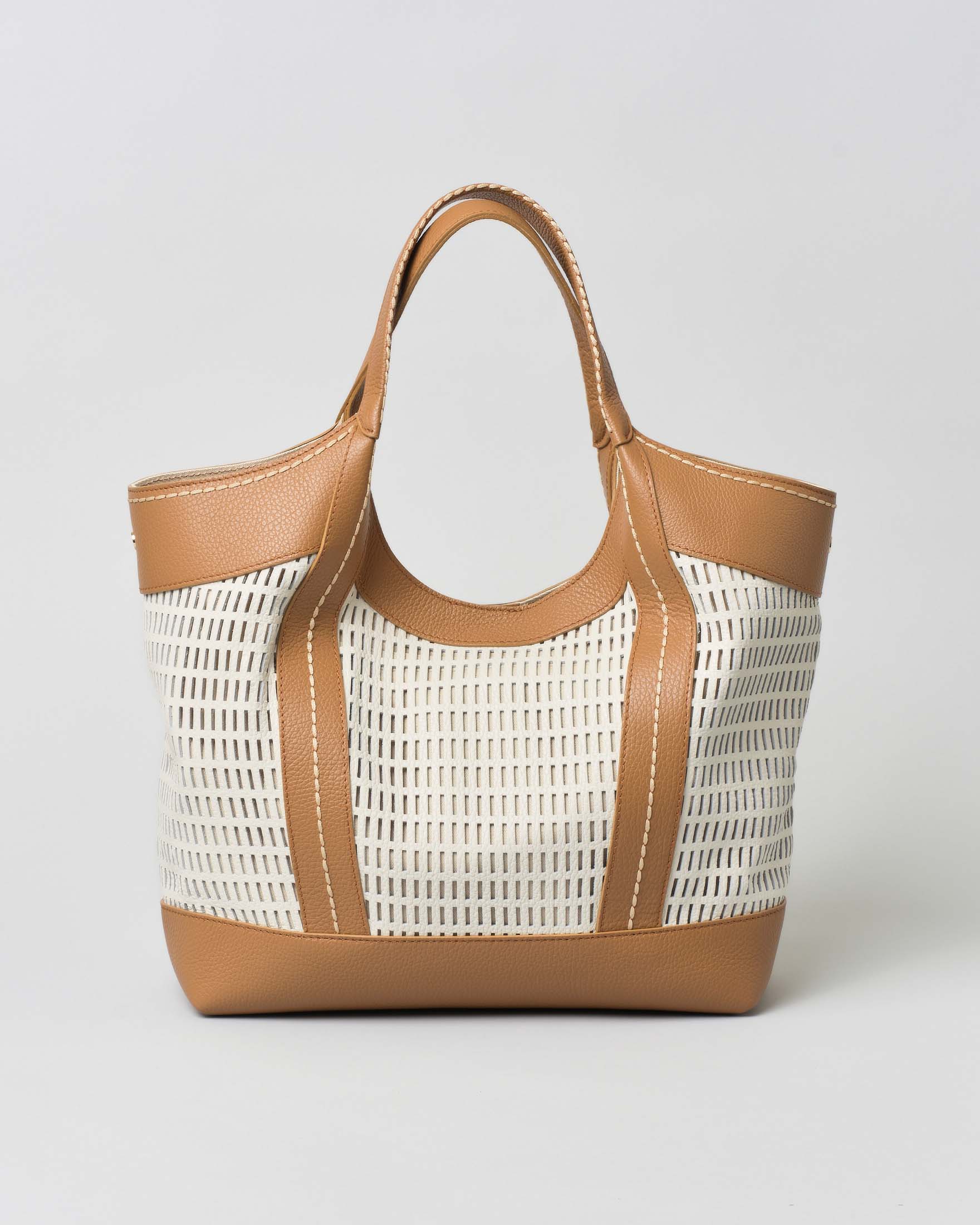 Borsa a spalla in pelle traforata color panna con inserti e manico
