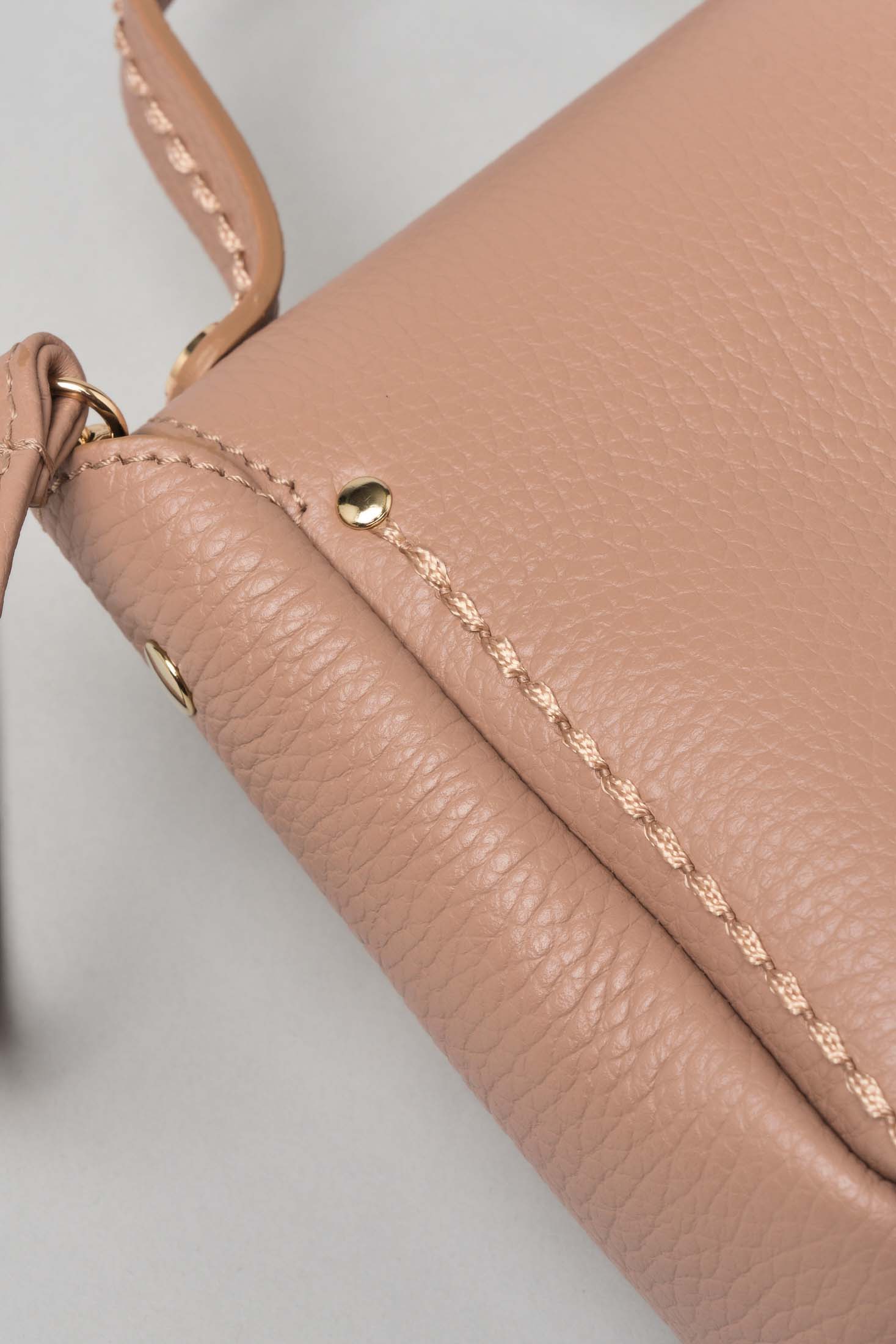 Mini bag a mano in pelle rosa cipria con impunture e patta di chiusura image