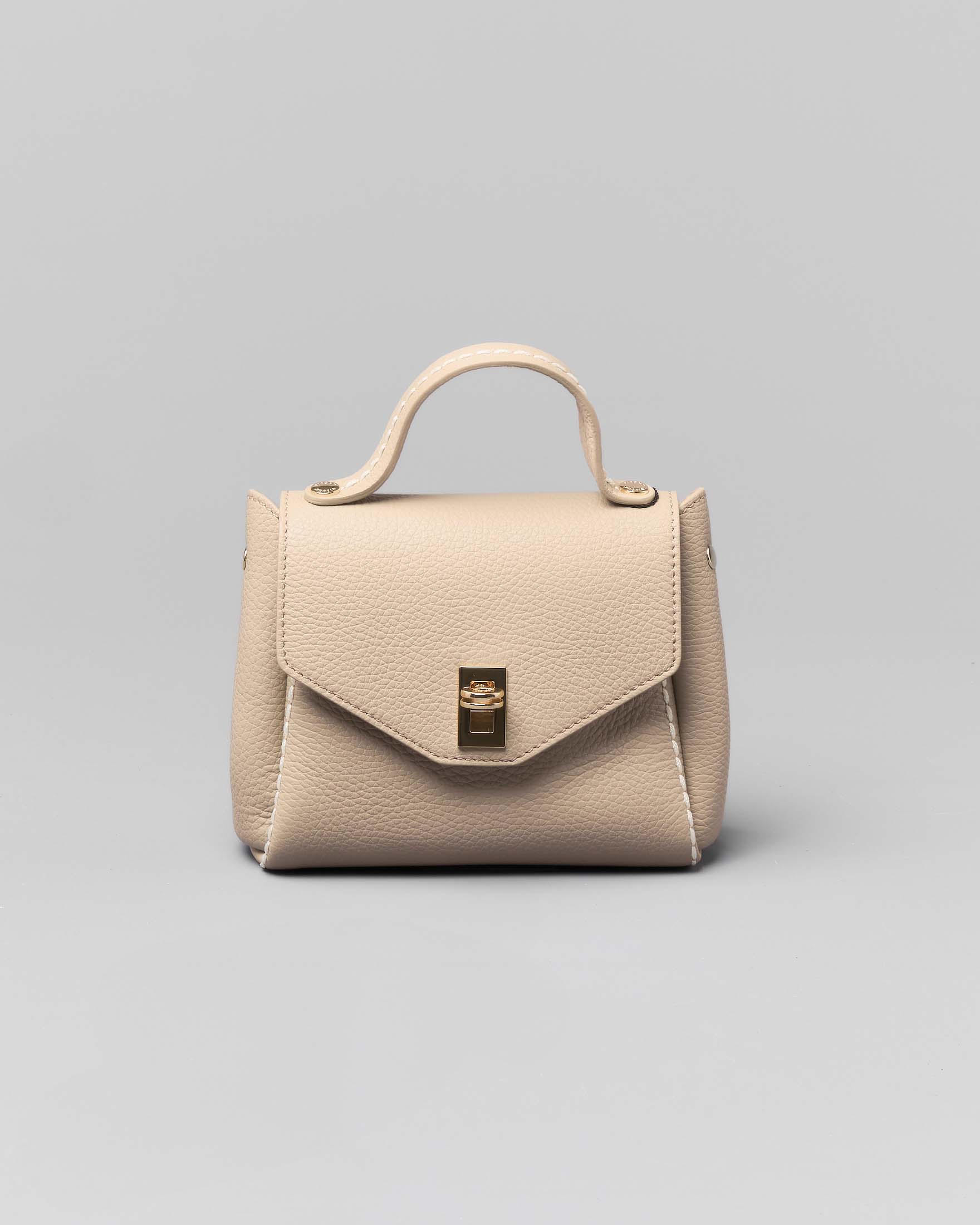 Mini bag a mano in pelle grigio beige con impunture e patta di chiusura
