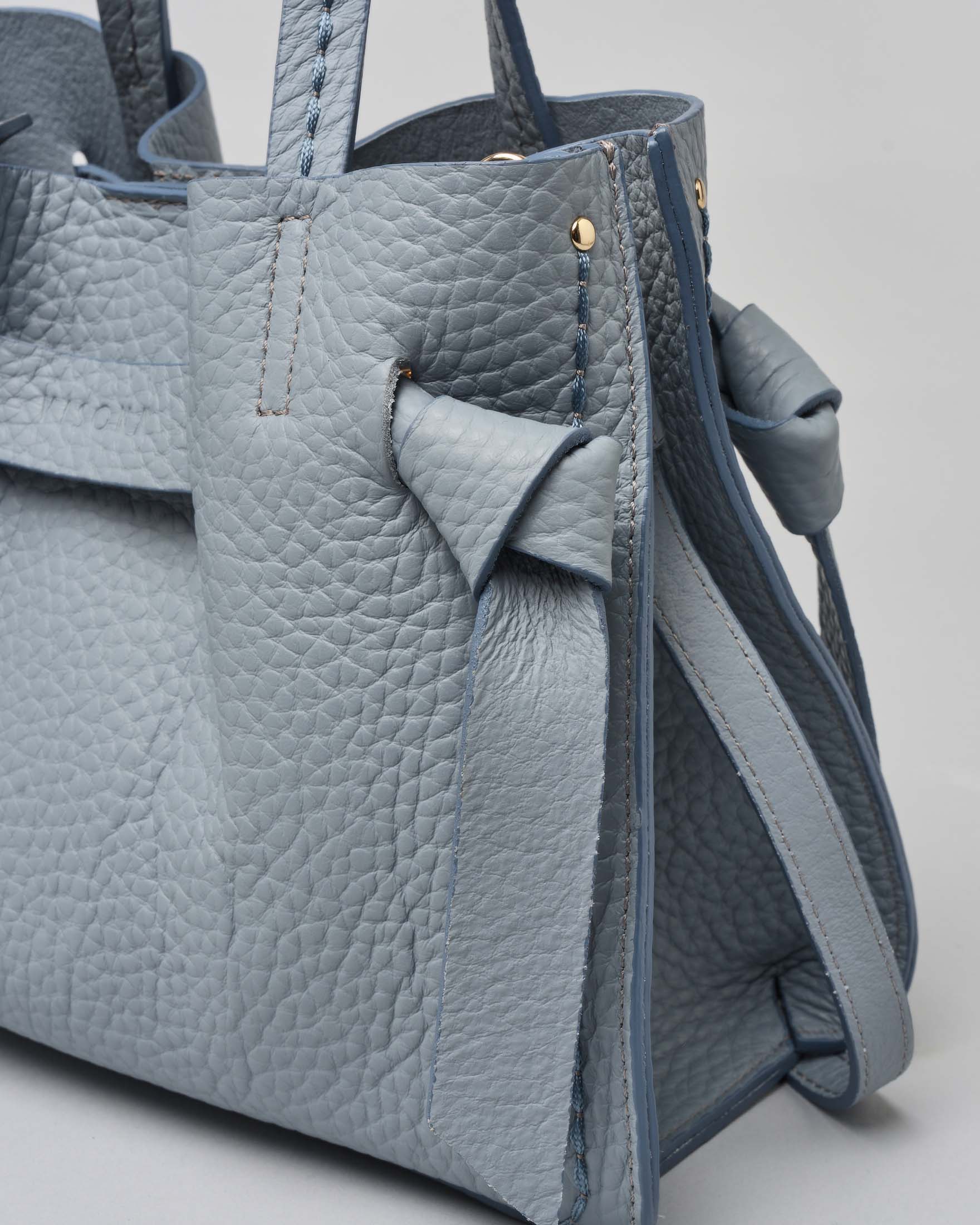 Borsa Visonà azzurro cielo misura piccola in pelle martellata con inserto abbinato con nodi e impunture a contrasto image