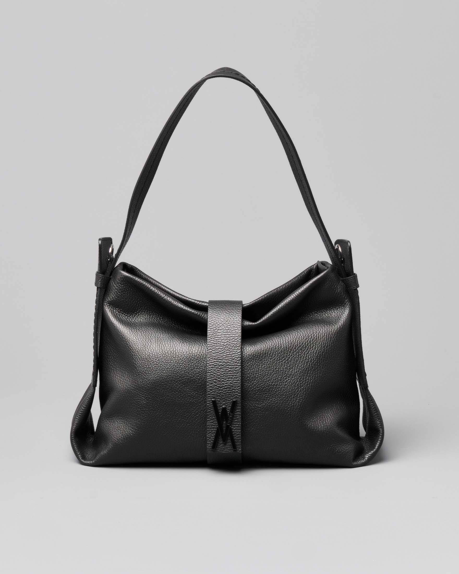 Borsa nera a spalla in pelle martellata con fibbia logo smaltata tono su tono