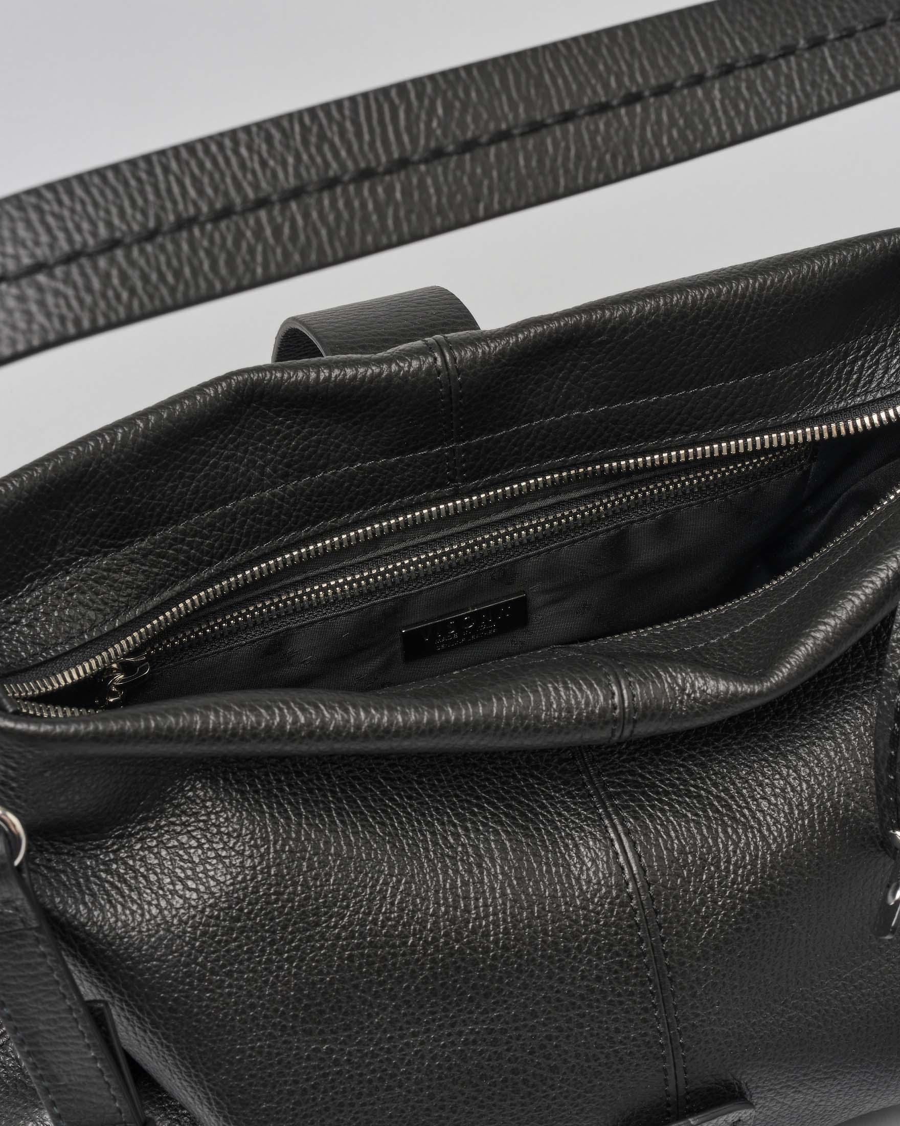 Borsa nera a spalla in pelle martellata con fibbia logo smaltata tono su tono image